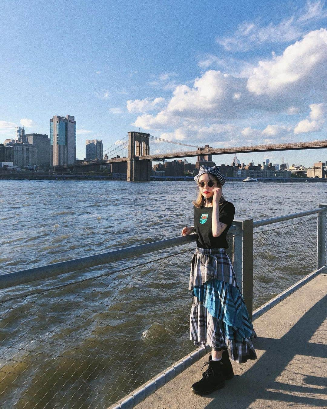 瀬戸あゆみさんのインスタグラム写真 - (瀬戸あゆみInstagram)「Brooklyn bridge is so cool!☁️🗽🚕 ﻿ ﻿ NYのすきなところ、たくさんあるけど、その中のひとつに、海に囲まれているところっていうのがある。﻿ ﻿ 世界一の大都会なくせに、何かあればすぐに波打つ海を見て黄昏ることができる。﻿ ﻿ 東京にもお台場があるにはあるけれど、あそこは人工的過ぎて海とは呼べない気がして。﻿ ﻿ SATCで印象に残ってるシーンでも、海が出てくるものがたくさんある。。。(女4人でフェリーに乗ってスタッテン島に行ったり、キャリーがアレクサンドル・ペトロフスキーと海のすぐ側を話しながら散歩してるところとか。。。) ﻿ ﻿ ますますNYへの憧れが増すばかり。﻿ (NYに来てからわたしのSATC例え話がうるさくなってる)﻿ ﻿ #ayumi_journey ﻿ #brooklynbridge #brooklyn #ny」7月1日 1時13分 - setoayumi