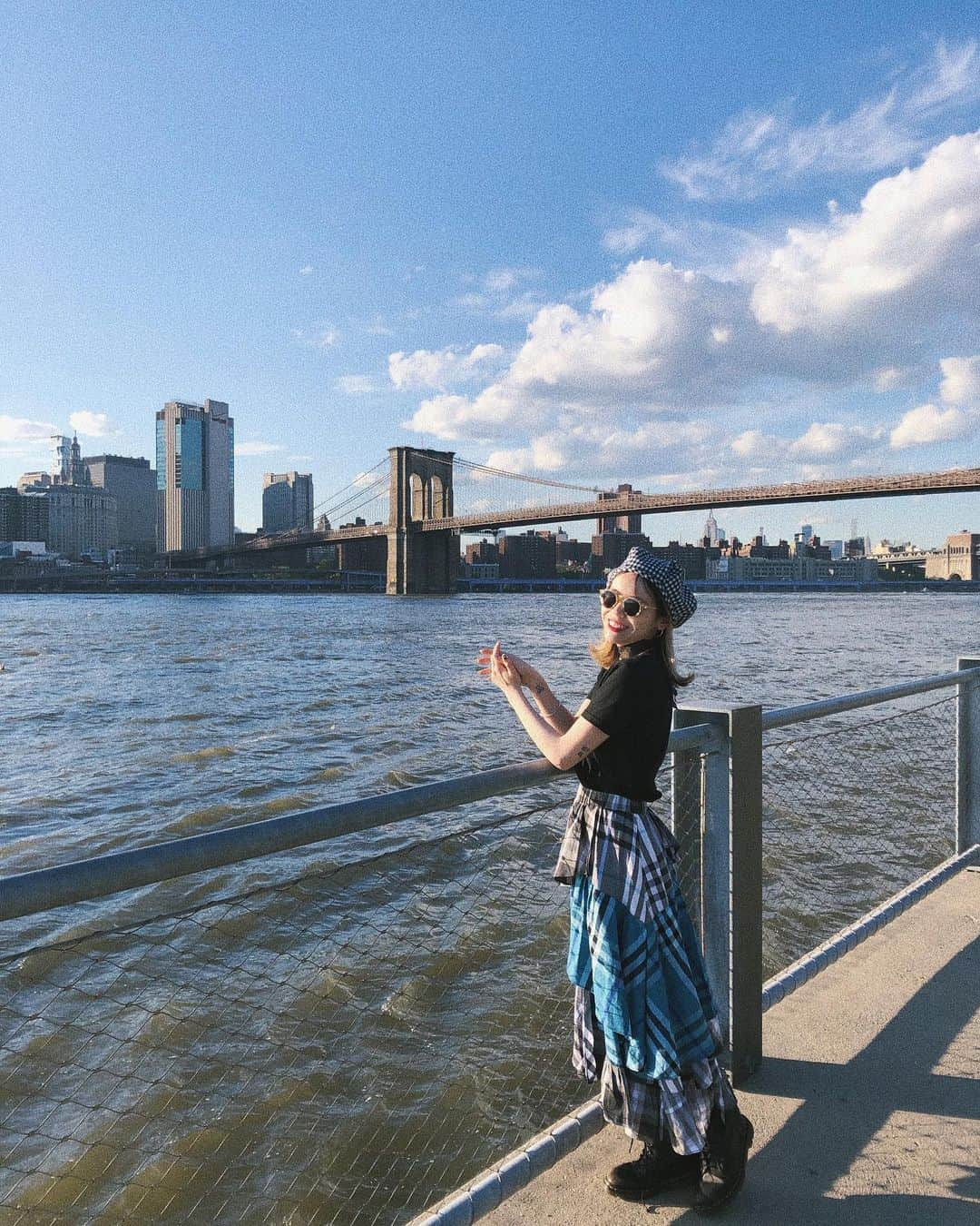 瀬戸あゆみさんのインスタグラム写真 - (瀬戸あゆみInstagram)「Brooklyn bridge is so cool!☁️🗽🚕 ﻿ ﻿ NYのすきなところ、たくさんあるけど、その中のひとつに、海に囲まれているところっていうのがある。﻿ ﻿ 世界一の大都会なくせに、何かあればすぐに波打つ海を見て黄昏ることができる。﻿ ﻿ 東京にもお台場があるにはあるけれど、あそこは人工的過ぎて海とは呼べない気がして。﻿ ﻿ SATCで印象に残ってるシーンでも、海が出てくるものがたくさんある。。。(女4人でフェリーに乗ってスタッテン島に行ったり、キャリーがアレクサンドル・ペトロフスキーと海のすぐ側を話しながら散歩してるところとか。。。) ﻿ ﻿ ますますNYへの憧れが増すばかり。﻿ (NYに来てからわたしのSATC例え話がうるさくなってる)﻿ ﻿ #ayumi_journey ﻿ #brooklynbridge #brooklyn #ny」7月1日 1時13分 - setoayumi