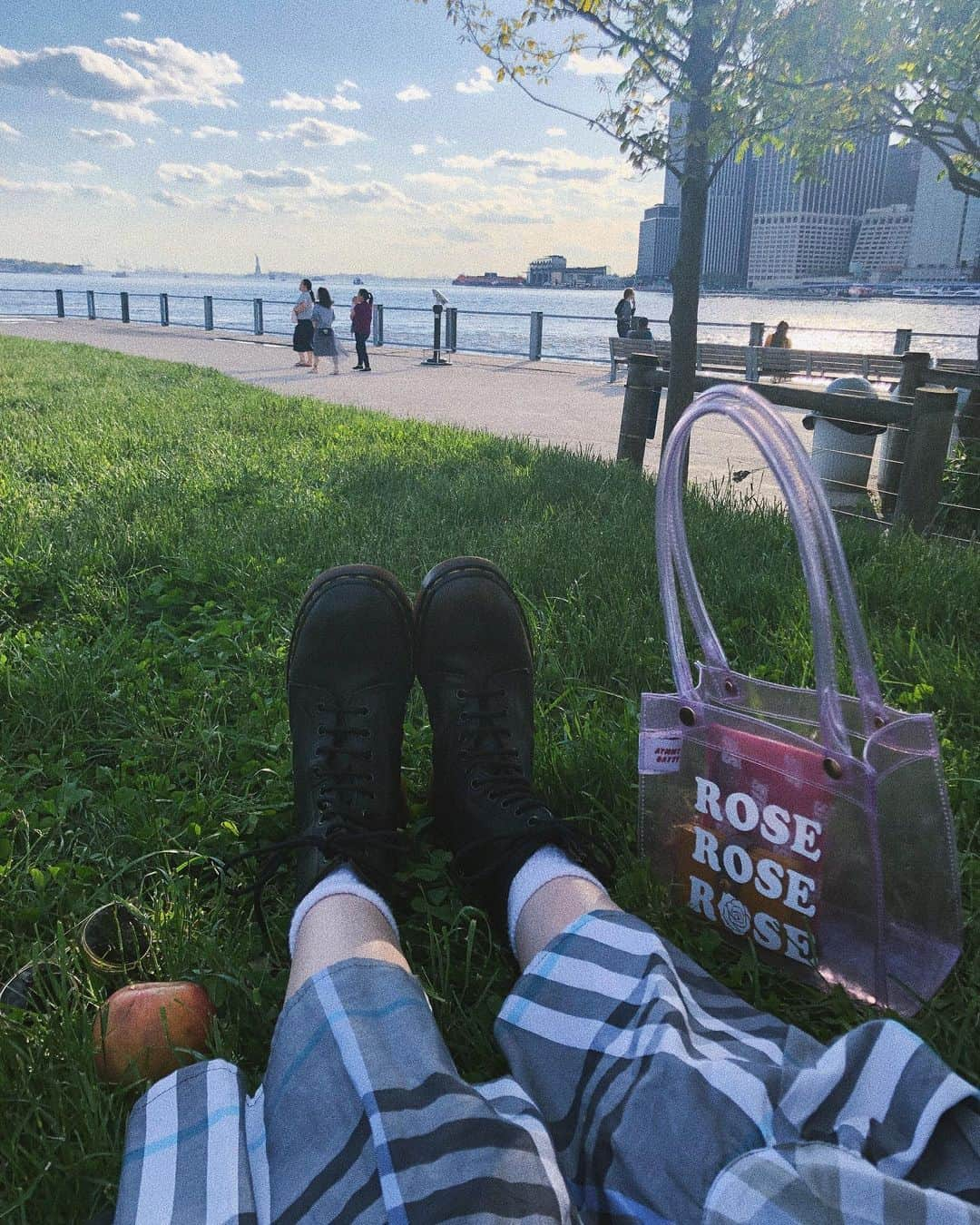 瀬戸あゆみさんのインスタグラム写真 - (瀬戸あゆみInstagram)「Brooklyn bridge is so cool!☁️🗽🚕 ﻿ ﻿ NYのすきなところ、たくさんあるけど、その中のひとつに、海に囲まれているところっていうのがある。﻿ ﻿ 世界一の大都会なくせに、何かあればすぐに波打つ海を見て黄昏ることができる。﻿ ﻿ 東京にもお台場があるにはあるけれど、あそこは人工的過ぎて海とは呼べない気がして。﻿ ﻿ SATCで印象に残ってるシーンでも、海が出てくるものがたくさんある。。。(女4人でフェリーに乗ってスタッテン島に行ったり、キャリーがアレクサンドル・ペトロフスキーと海のすぐ側を話しながら散歩してるところとか。。。) ﻿ ﻿ ますますNYへの憧れが増すばかり。﻿ (NYに来てからわたしのSATC例え話がうるさくなってる)﻿ ﻿ #ayumi_journey ﻿ #brooklynbridge #brooklyn #ny」7月1日 1時13分 - setoayumi