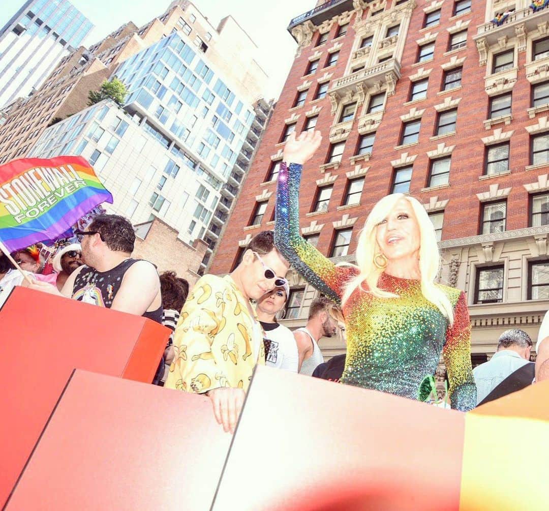 ドナテラ・ヴェルサーチさんのインスタグラム写真 - (ドナテラ・ヴェルサーチInstagram)「I’m so #PROUD to be on Stonewall Inn’s float, celebrating the 50th anniversary of Stonewall and #WORLDPRIDE!! 🏳️‍🌈🏳️‍🌈」7月1日 1時20分 - donatella_versace