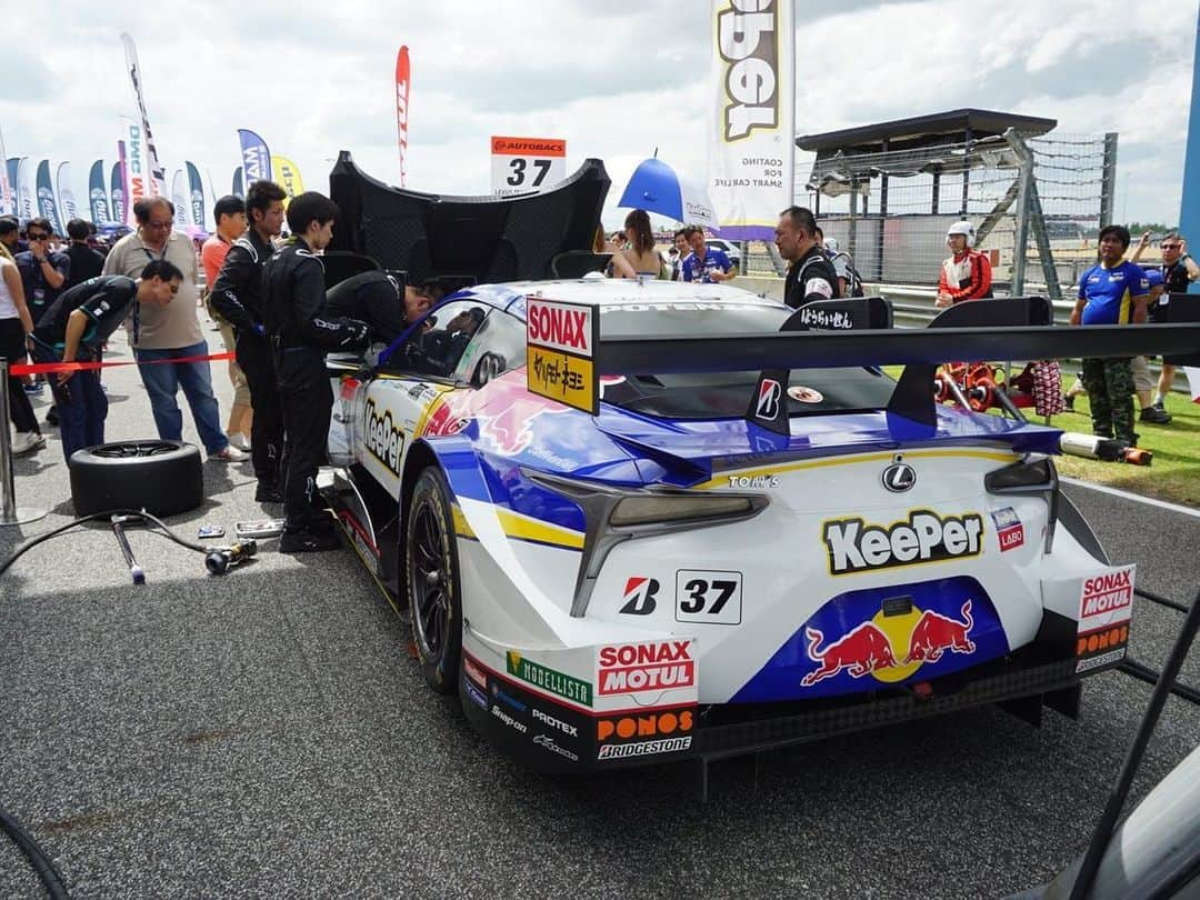 今井みどりさんのインスタグラム写真 - (今井みどりInstagram)「superGT Rd.4タイ おつかれさまでした！！ KeePer TOM'Sは予選5位で 5番グリッドからスタートし 2位表彰台を獲得しました👏✨ トップと1ポイント差でランキング2位!! トムス同士の接触はみていて辛かったですが、 レクサス同士の激しいバトルを魅せてくれました😭  37号車への沢山の応援ありがとうございました！！コップンカー💙 #supergt#thailand #changinternationalcircuit #racequeen #buriram #タイ#サーキット#表彰台#keeper#lexus」7月1日 1時21分 - imaimidori