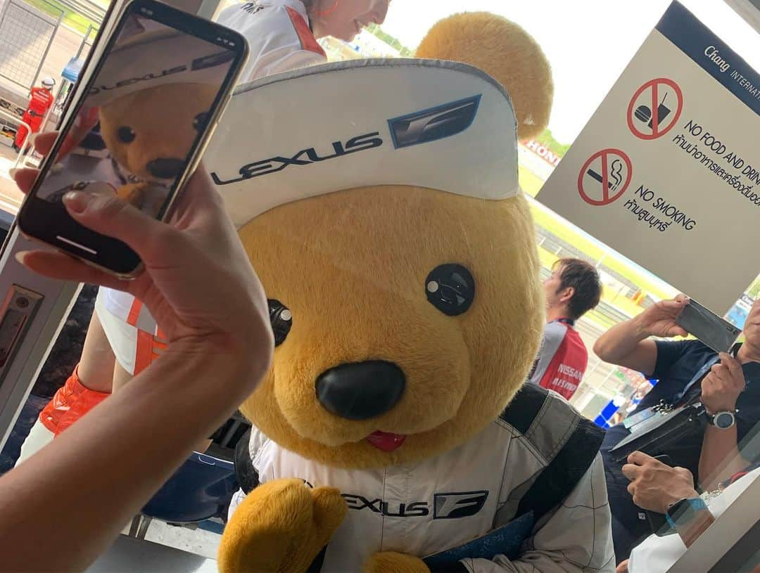 今井みどりさんのインスタグラム写真 - (今井みどりInstagram)「superGT Rd.4タイ おつかれさまでした！！ KeePer TOM'Sは予選5位で 5番グリッドからスタートし 2位表彰台を獲得しました👏✨ トップと1ポイント差でランキング2位!! トムス同士の接触はみていて辛かったですが、 レクサス同士の激しいバトルを魅せてくれました😭  37号車への沢山の応援ありがとうございました！！コップンカー💙 #supergt#thailand #changinternationalcircuit #racequeen #buriram #タイ#サーキット#表彰台#keeper#lexus」7月1日 1時21分 - imaimidori