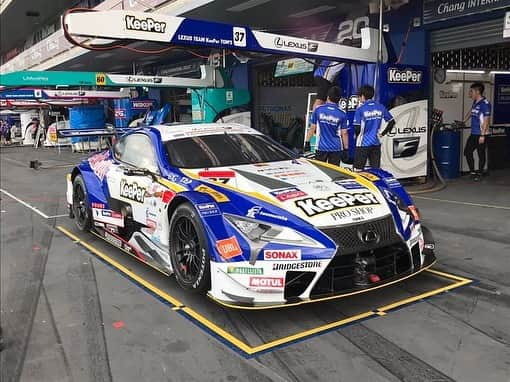 今井みどりさんのインスタグラム写真 - (今井みどりInstagram)「superGT Rd.4タイ おつかれさまでした！！ KeePer TOM'Sは予選5位で 5番グリッドからスタートし 2位表彰台を獲得しました👏✨ トップと1ポイント差でランキング2位!! トムス同士の接触はみていて辛かったですが、 レクサス同士の激しいバトルを魅せてくれました😭  37号車への沢山の応援ありがとうございました！！コップンカー💙 #supergt#thailand #changinternationalcircuit #racequeen #buriram #タイ#サーキット#表彰台#keeper#lexus」7月1日 1時21分 - imaimidori