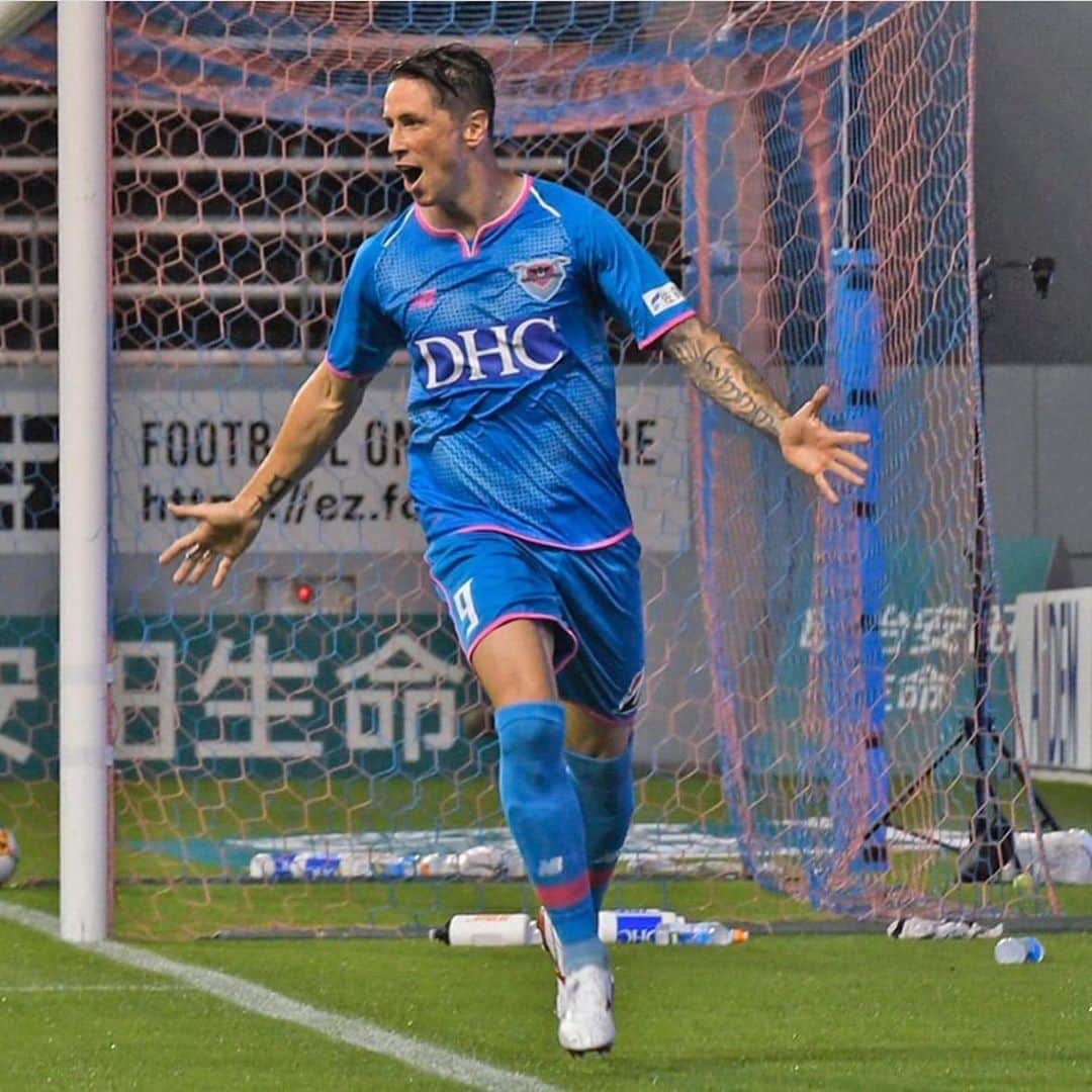 フェルナンド・トーレスのインスタグラム：「Happy night for everyone in the @sagantosu_official family #⚽️⚽️ #300」