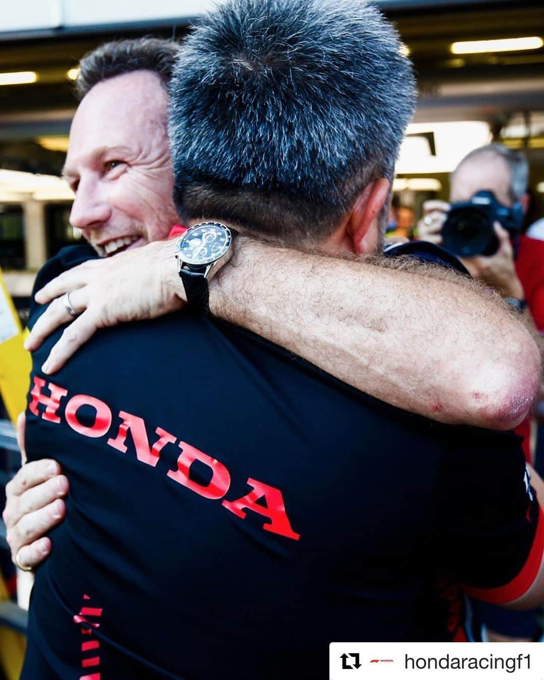 ジェンソン・バトンさんのインスタグラム写真 - (ジェンソン・バトンInstagram)「Massive congratulations to Honda for their first win in the hybrid era and their first win since we won together back in 2006! Omedetō.  What an epic race for @maxverstappen1 👏🏽hasn’t put a foot wrong all year and probably put in the drive of his career yesterday which is saying a lot!! #Repost @hondaracingf1 ・・・ Our first win with @redbullracing, at the @redbullring... It doesn't get much sweeter than that 👌🏻Thank you Austria, you've been unreal 🇦🇹 - #PoweredByHonda - 📸 @andyhone - #Honda #ToroRosso #RedBull #F1 #Motorsport #AustrianGP」7月1日 12時23分 - jensonbutton