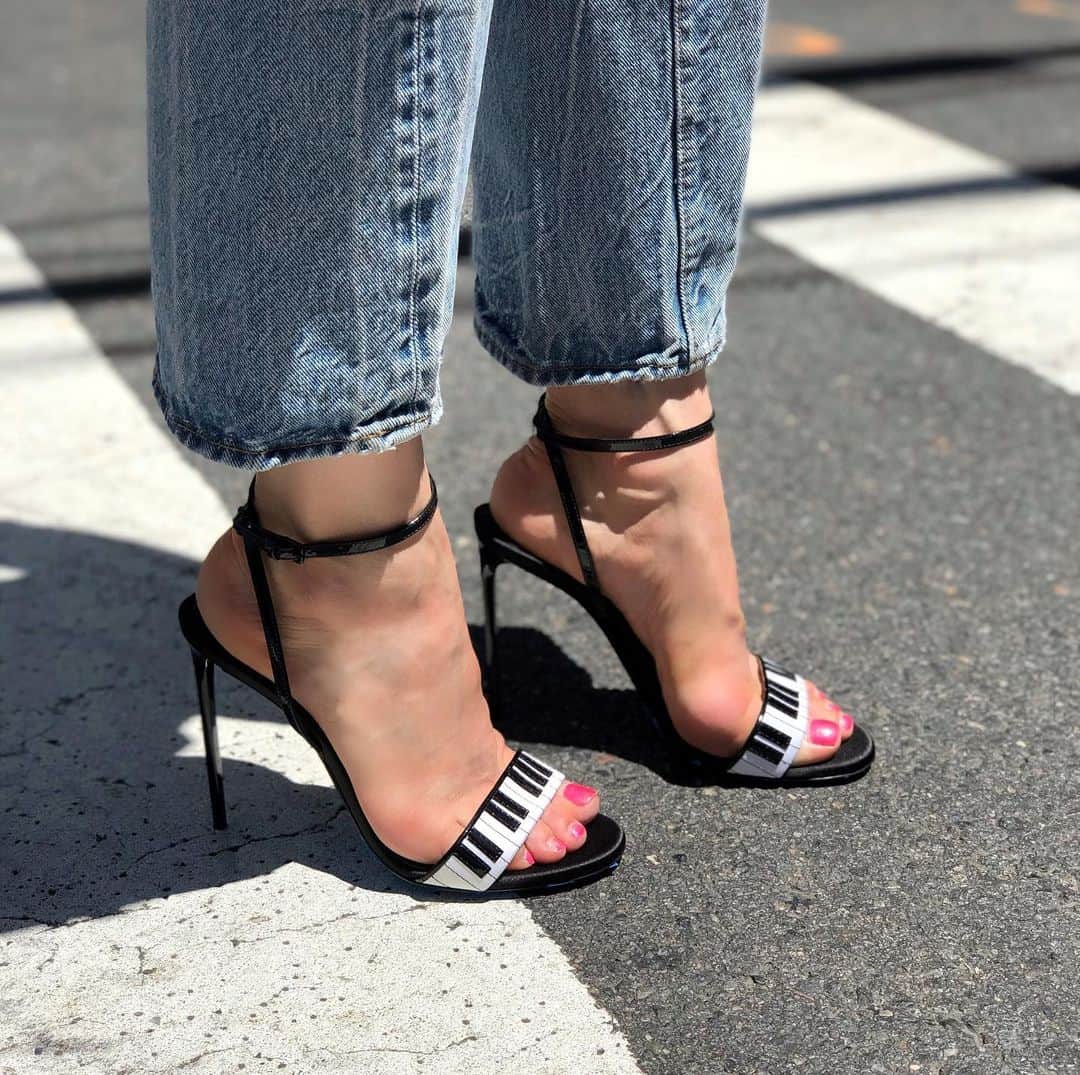 Bergdorf Goodmanさんのインスタグラム写真 - (Bergdorf GoodmanInstagram)「TAKE NOTES 🎼 Consider @ysl’s piano ankle sandals the key to a killer summer wardrobe. Available now in store on 2 and online at BG.com. #BGOnFoot」7月1日 12時24分 - bergdorfs