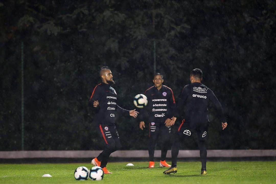 サッカーチリ代表チームさんのインスタグラム写真 - (サッカーチリ代表チームInstagram)「‪💯 #LaRoja ya está en modo semifinales ‬ ‪💪 Nuestros guerreros tuvieron su primera práctica en Porto Alegre... ¡y bajo la lluvia! 🌧‬ . ‪Más fotos ➡️ anfp.cl ‪📸 Carlos Parra/Comunicaciones ANFP‬ . ‪#VamosChile #CopaAmerica ‬」7月1日 12時24分 - laroja