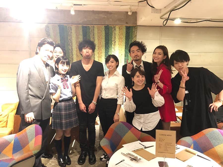 蜂谷晏海さんのインスタグラム写真 - (蜂谷晏海Instagram)「劇メシ、キツネたちが円舞る夜、全10公演！ありがとうございました！！ どの回のお客様も優しく楽しく観劇してくれているのが伝わり嬉しかったです。 間近でのお芝居は緊張しましたが、細かなところも気付いてくれたり、、見てくれているんだなぁと思うと楽しかったです！感謝です！ 毎日、カフェパークに通うのが楽しかったーーーー！ 本当にありがとうございました！ ぐりむさん、佐川さん、キャストの皆様、制作の皆様、カフェパークの皆様！そしてお客様役の皆様！ありがとうございました。 最後にカフェパーク×劇メシコラボのピッツァカッタラーナ特別バージョンいただきました😭❤️可愛すぎる🦊 みんなで美味しくいただきました！ 何回やっても笑い堪えられないくらい面白かった。 #劇メシ#4ヶ月トライアル公演#これにて完#カフェパーク #ロッキツ#最高」7月1日 12時24分 - hachiyaami