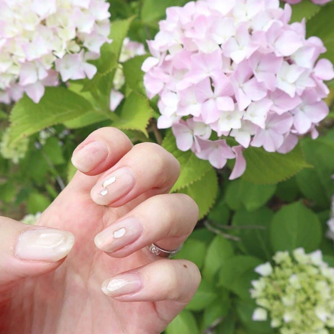 Locariのインスタグラム：「今挑戦したいヌードカラーのショートネイル💅﻿ @pearl3028 さんのセルフネイルが参考になります♡﻿ ・﻿ 紫陽花や雨の雫が似合うデザインは、シェルやホロ、ミラーを組み合わせ仕上げます！﻿ ・﻿ 角度によって表情が変わるのがポイント✨﻿ いつまでも眺めていたいですね♡﻿ ・﻿ ・﻿ ・﻿ #ネイル #ネイルデザイン #ニュアンスネイル #大人ネイル #シンプルネイル #セルフネイル #オフィスネイル #ショートネイル #ワンカラーネイル #上品ネイル #ピンクネイル #梅雨ネイル #梅雨」