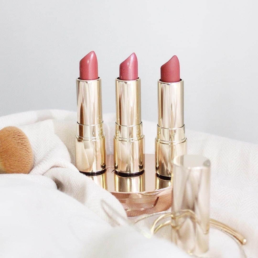 Clarins Canadaさんのインスタグラム写真 - (Clarins CanadaInstagram)「Our #JoliRouge lipsticks can glam up any makeup look. @iridescentplaces favourite shade 'Soft Berry' is available in 3 different textures: Satin, Brilliant and Velvet 💋 . . . #Clarins #ItsAllAboutYou #ClarinsMakeup #SelfieReady」7月1日 11時00分 - clarinscanada