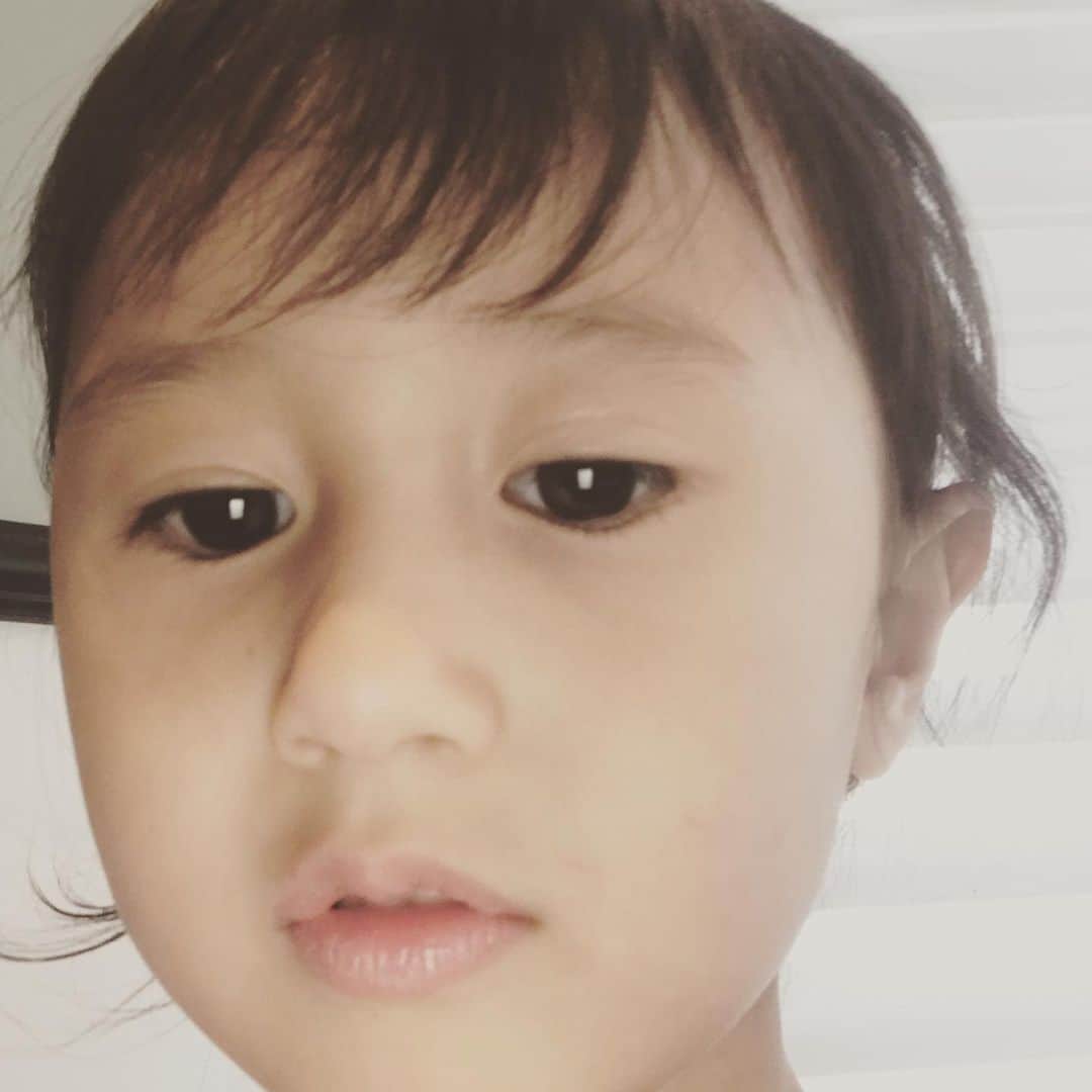 橋本麗香のインスタグラム：「😚🤳 キミのセルフィー 好きです ． 気圧の影響か なんだかぼやっとした月曜日ですが 気持ちを切り替えて 進んで行きたいと思っております🥳 ． 美しい物や純粋な物を見たり感じたりすると 心が癒されます ストレスを溜めない事も大切ですが、 知らぬ間に蓄積されている場合もあります。 日常のちょっとした癒しを見付けておくと 心も思考も和らぎやすくなりますね☺️ ． 今日も良き日を🌟🙏🏻🌟 ． #きゃーちゃん0219  #love」