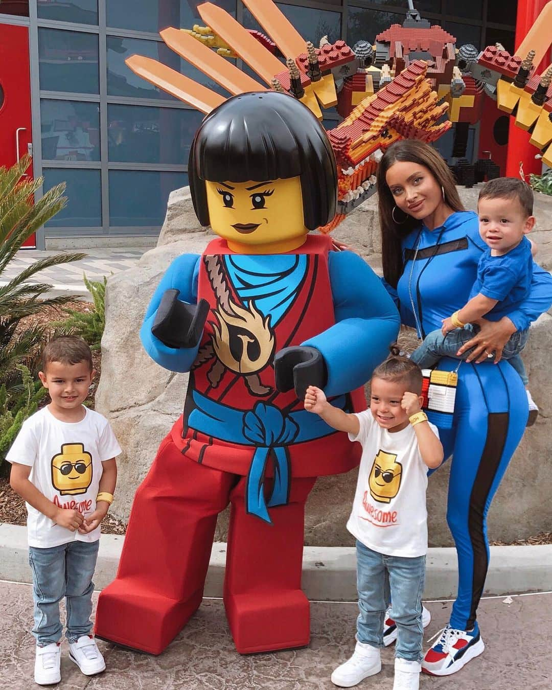 サラ・ステージさんのインスタグラム写真 - (サラ・ステージInstagram)「These kids go harddd!! 9 hours straight (and 7 miles of walking) at @legolandcalifornia 🤣😴 Too much fun with these crazy kids!  Our @lego purses are from @agabag  Boys outfits: @legowear  Happy Birthday Ashton! #legoland #legolandcalifornia」7月1日 11時06分 - sarahstage