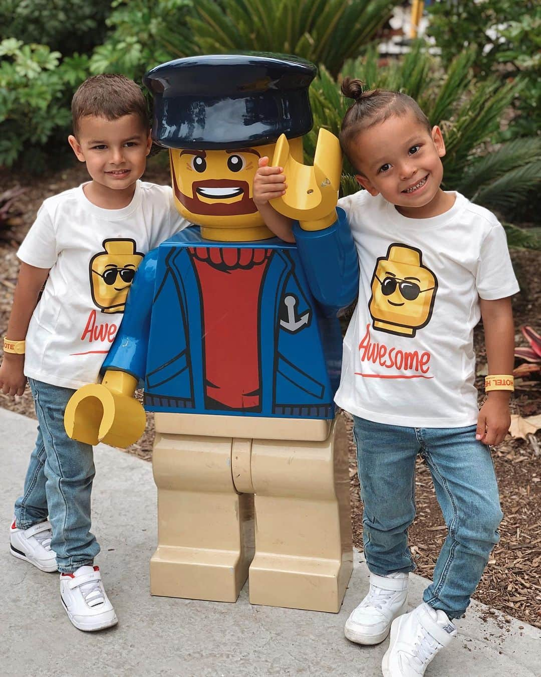 サラ・ステージさんのインスタグラム写真 - (サラ・ステージInstagram)「These kids go harddd!! 9 hours straight (and 7 miles of walking) at @legolandcalifornia 🤣😴 Too much fun with these crazy kids!  Our @lego purses are from @agabag  Boys outfits: @legowear  Happy Birthday Ashton! #legoland #legolandcalifornia」7月1日 11時06分 - sarahstage