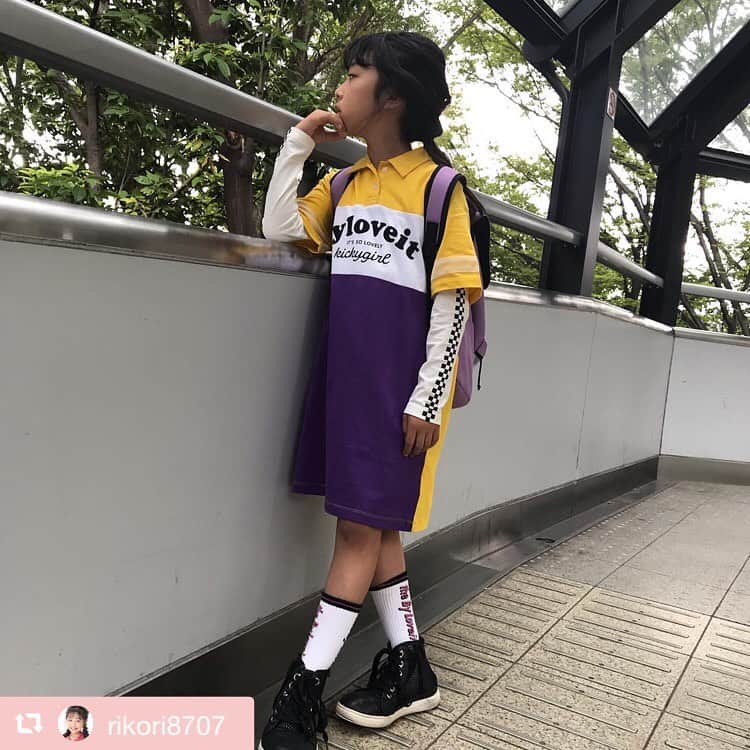 byLOVEiTさんのインスタグラム写真 - (byLOVEiTInstagram)「リコ💜雨の日コーデ☔️ 今週は雨予報、、バイラビコーデで気持ちあげてこ💕 #repost @rikori8707 via @PhotoAroundApp  バイラビインスタガール 今週のコーデは 気分が上がる雨の日コーデです☂️ りこは先日の リアル雨の日コーデを✨ 気温が下がっちゃう 雨の日😭 ラガーワンピースに チェッカーボードチェック柄 のロンTをインして 温度調節出来るように✨ 両手が使えるように お気に入りのリュックで✨ たくさん入って お洒落なリュックは 大活躍してるよ❤️ みんなもジメジメした 梅雨の季節元気な バイラビコーデで 乗り切ってね❤️ 128センチ 130センチ着用  #バイラビット#バイラビ#ラビ子#バイラビインスタガール #バイラビコーデ#かわいい#コーデ#おしゃれ#byloveit#りこ#阪急うめだ本店バイラビット #シュガープリンセスルーム#お買い物#小物#ナルミヤインターナショナル#雨の日#梅雨#小物#おしゃれ好き #ラガー#ワンピース#リュック」7月1日 11時08分 - byloveit_official