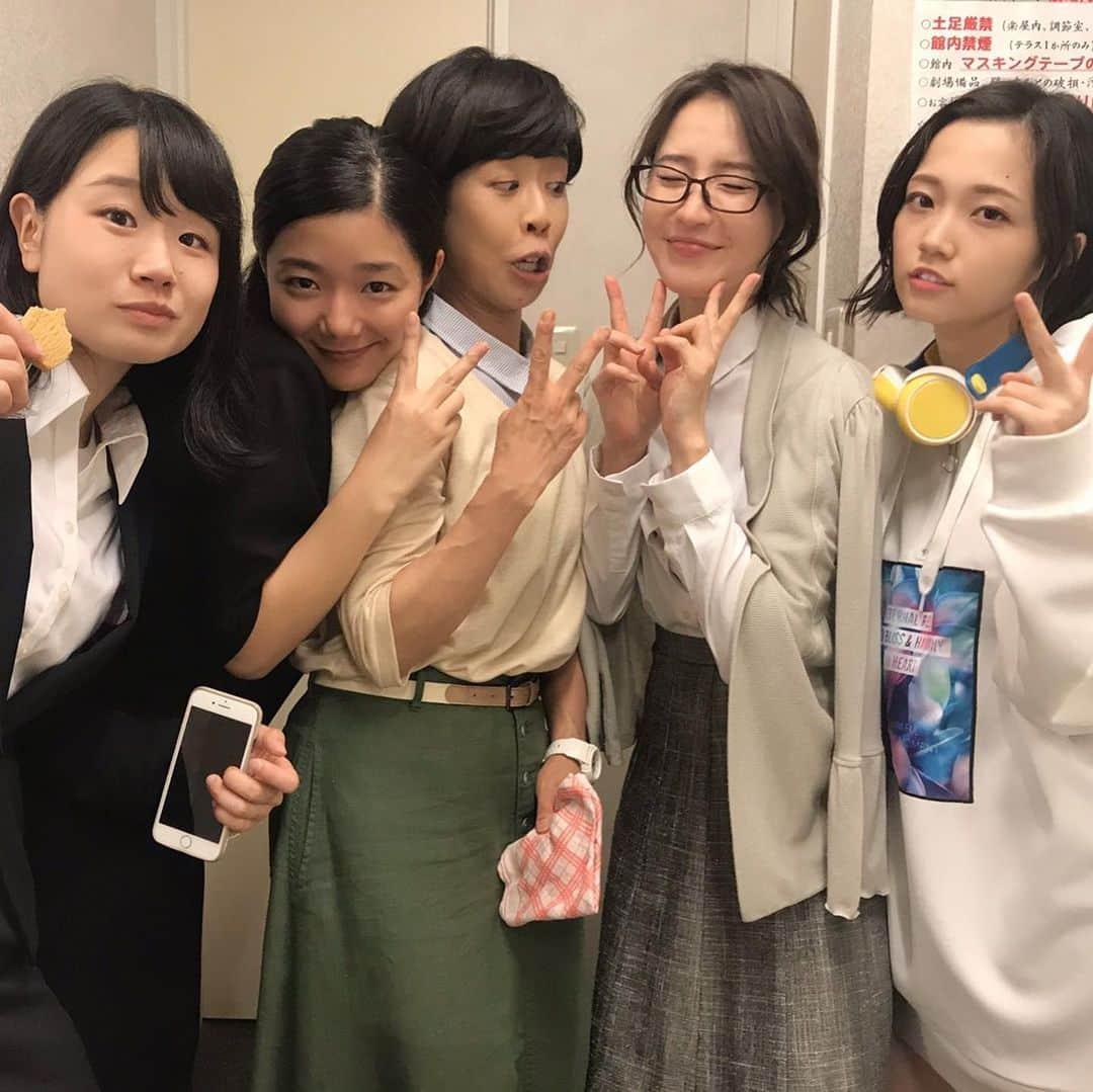 寒川綾奈さんのインスタグラム写真 - (寒川綾奈Instagram)「舞台 #女女女女嘘女女女女 昨日無事千秋楽終えました！ お越しいただいた皆さんありがとうございました😊  今回の舞台はオムニバスになっていて、 １本目がTAIYO MAGIC FILMの #西条みつとし さん脚本の「JURI」 ２本目がかもめんたるの #岩崎う大 さん脚本の「UFOに夫を誘拐された妻の会」 ３本目が劇団こどもみかんの #有働佳史 さん脚本の「父が死にますなう」 でした。 写真は「父が死にますなう」のみんなと♡  私は今回、「JURI」で樹里役と、「父が死にますなう」で長女真希役を務めさせていただきました！ 難しい事もいっぱいあったけど、 #倉本朋幸 さんの演出がすごく勉強になるし、めちゃくちゃ面白いしで、すごくすごく楽しい舞台でした🤩 なにより、お客さんが笑ってくれた時の快感を初めて知れたのが嬉しかったです^^ いい経験になったなぁ♡ みなさまありがとうございました😘」7月1日 11時13分 - sogawaayana