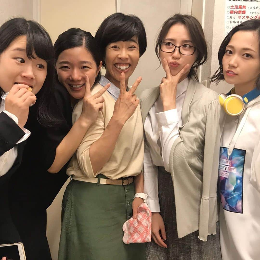 寒川綾奈さんのインスタグラム写真 - (寒川綾奈Instagram)「舞台 #女女女女嘘女女女女 昨日無事千秋楽終えました！ お越しいただいた皆さんありがとうございました😊  今回の舞台はオムニバスになっていて、 １本目がTAIYO MAGIC FILMの #西条みつとし さん脚本の「JURI」 ２本目がかもめんたるの #岩崎う大 さん脚本の「UFOに夫を誘拐された妻の会」 ３本目が劇団こどもみかんの #有働佳史 さん脚本の「父が死にますなう」 でした。 写真は「父が死にますなう」のみんなと♡  私は今回、「JURI」で樹里役と、「父が死にますなう」で長女真希役を務めさせていただきました！ 難しい事もいっぱいあったけど、 #倉本朋幸 さんの演出がすごく勉強になるし、めちゃくちゃ面白いしで、すごくすごく楽しい舞台でした🤩 なにより、お客さんが笑ってくれた時の快感を初めて知れたのが嬉しかったです^^ いい経験になったなぁ♡ みなさまありがとうございました😘」7月1日 11時13分 - sogawaayana