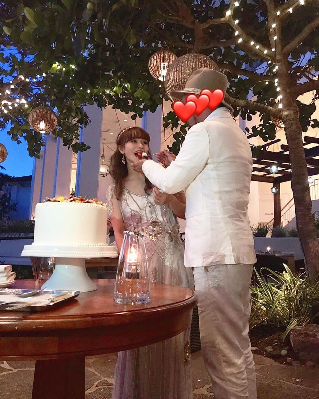 丸林広奈さんのインスタグラム写真 - (丸林広奈Instagram)「Wedding after party❤️ 憧れだった夜のガーデンパーティー♡繊細なビーズとスパンコールで、キラキラと夢のひと時を与えてくれたjennypackhamのドレス。 素敵なドレスをありがとうございました👠 @the_dress_room  #hawaii #fourseasonskoolina #wedding #weddingdress #weddingparty #ウェディングドレス #ウェディングヘア #ウェディングケーキ #jennypackham #thetreatdressing #結婚式」7月1日 11時22分 - hironamarubayashi