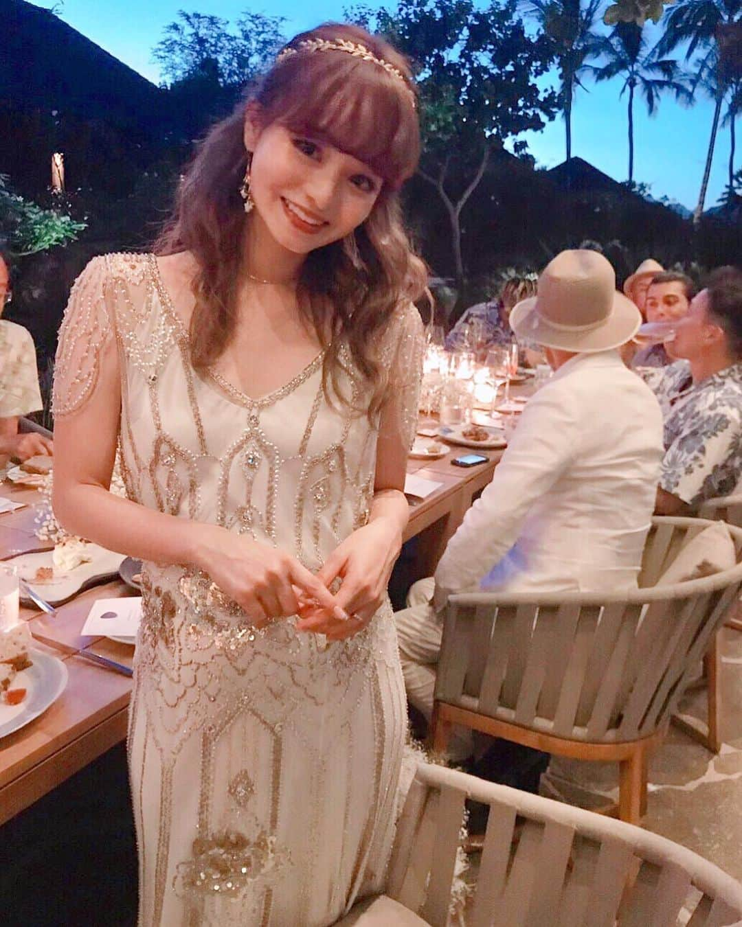 丸林広奈さんのインスタグラム写真 - (丸林広奈Instagram)「Wedding after party❤️ 憧れだった夜のガーデンパーティー♡繊細なビーズとスパンコールで、キラキラと夢のひと時を与えてくれたjennypackhamのドレス。 素敵なドレスをありがとうございました👠 @the_dress_room  #hawaii #fourseasonskoolina #wedding #weddingdress #weddingparty #ウェディングドレス #ウェディングヘア #ウェディングケーキ #jennypackham #thetreatdressing #結婚式」7月1日 11時22分 - hironamarubayashi