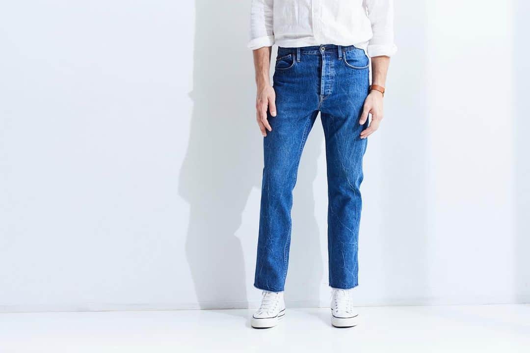 ヤヌークさんのインスタグラム写真 - (ヤヌークInstagram)「． ． 【YANUK MEN】 80年代のお父さんが穿いていたようなジーンズを イメージした"ダッドジーンズ。 ． ． しっかり深めの股上に、ブルーの落ち感やシボを 全体に施すことで80年代風のレトロな仕上がりに。 「さらっとノーベルトにTシャツもいいけれど、 よりダッド感を残すならオーバーシャツをインしたり、 ローテクスニーカーと合わせるのがおすすめです」 （スタイリスト・柴山氏） ． ． #yanuk#denim#fashion#cordinate#instagood#like#love#ootd#dad#dadjeans#converse#dadjeans#old#カジュアルコーデ#デニム#デニムコーデ#メンズコーデ#シャツコーデ#メンズライク#ヤヌーク#ダッドスニーカー#ダッドデニム#古着#レトロ#80年代」7月1日 11時37分 - yanuk_official