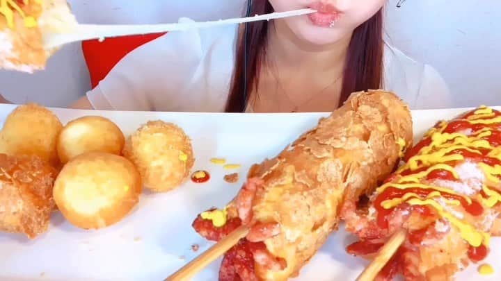 のインスタグラム：「新アカウント作りました✨ 新アカウントには咀嚼音を投稿せず、食べたもの、新作動画のお知らせなど投稿します✨ @sweetschannelanmitsu  こちらのフォローもよろしくお願いします🤗❤️ ✨✨✨✨✨✨✨✨✨✨ 昨日スイーツちゃんねるに動画をUPしました✨ 手作りのチーズドッグとチーズボール！！😂 作り方もご紹介しています✨ 全編はYouTube✨ 「スイーツちゃんねる」 ぜひご覧ください☺️ ＊＊＊＊＊＊＊＊＊＊＊＊＊＊ Please subscribe 【YouTube】 Sweets Channel Anmitsu ＊＊＊＊＊＊＊＊＊＊＊＊＊＊ #mukbang #mukbangvideo #eatingshow #mukbangasmr #mukbangeatingshow #asmrvideo #asmrvideos #asmrfood #asmr #asmreating #asmrsounds #asmrmukbang #mukbangasmr #asmreatingsound #eatingvideo #eatingsound #eatingsounds #eating  #corndog #cheeseball # #Mozzarella #音フェチ動画 #音フェチ  #咀嚼音 #ザクザク #サクサク #SweetsChannel #SweetsChannelAnmitsu #スイーツちゃんねる #あんみつASMR」