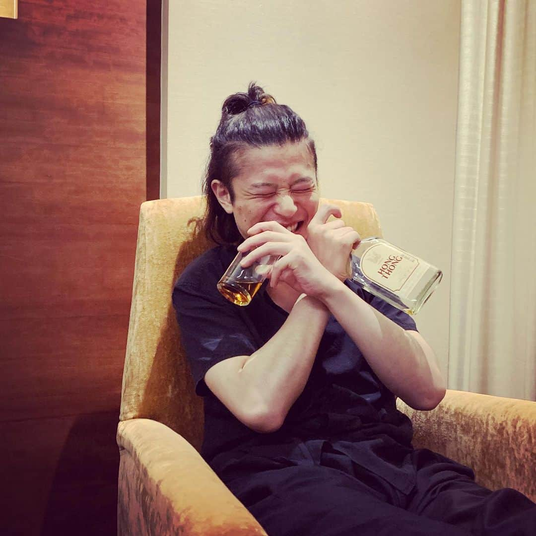 磯部寛之さんのインスタグラム写真 - (磯部寛之Instagram)「Last night was a blast! Thank you Bangkok for a memorable night. We’ll be back soon! Loved the food and liquor too. Just fantastic. Hiro 最高な夜でした。バンコク、記憶に残る一夜をありがとうございました。ライブのみならず、ご飯も酒も大好きです。このタイのウィスキー美味かった。最高◎ ひろ #alexandros #sleeplessinbrooklyn #sleeplessinbangkok #bangkok #moonstarstudio1 #hongthong #thailand #whiskey #sogood #sameposing #differentcountry #differentliquor #ウィスキー #打上げ #からの #洋平 #リアド #千田さん #と #部屋飲み #2am #同じポーズ #違う国 #違う酒」7月1日 11時36分 - hiro_isobe_alexandros