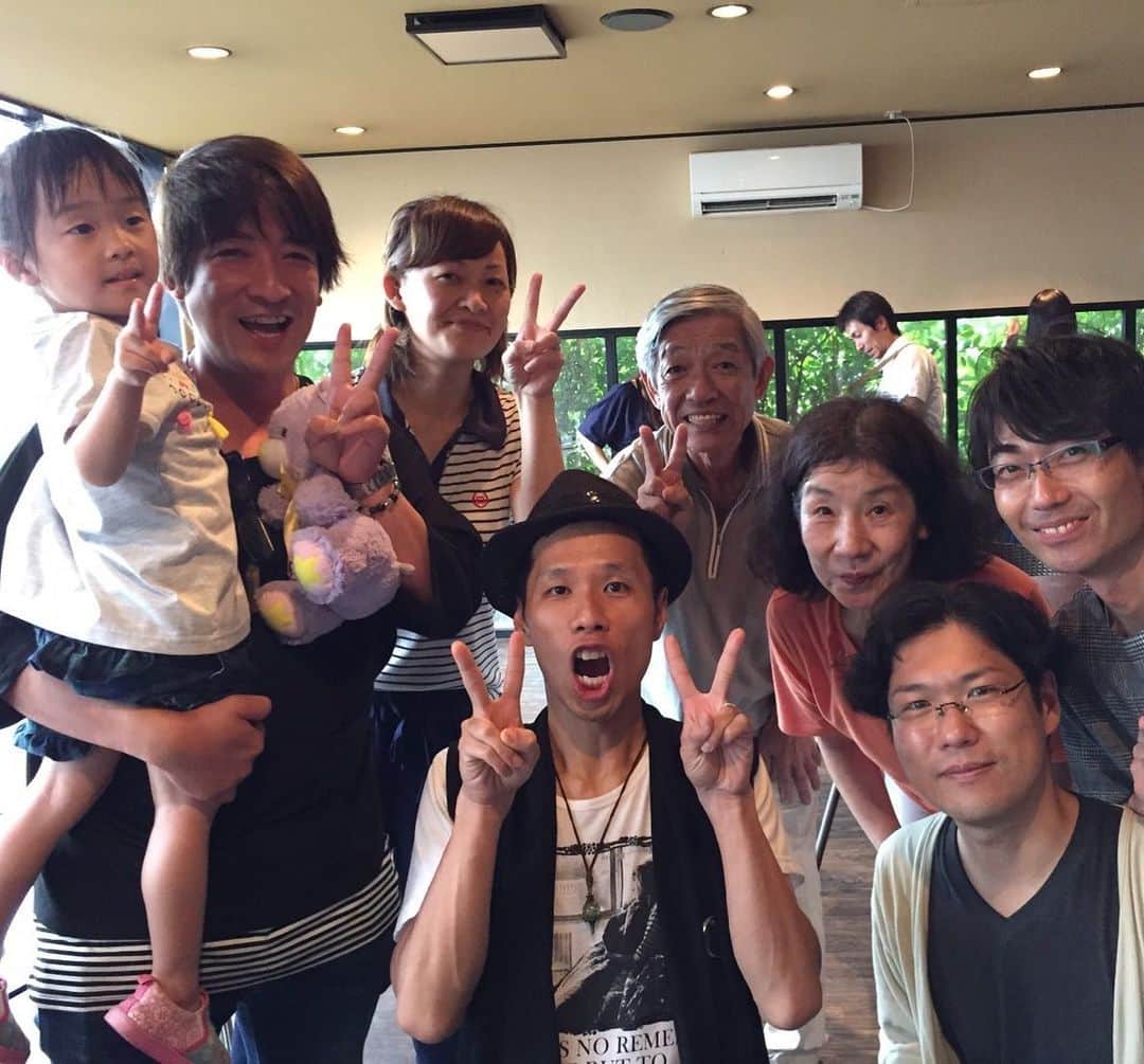 庭瀬幸一郎 さんのインスタグラム写真 - (庭瀬幸一郎 Instagram)「、 金沢遠征でした♪ どう見ても完全なる家族写真を添えてww また必ず！ 、 #エヌユー #金沢 #音楽って素晴らしい」7月1日 11時36分 - niwase_kouichirou