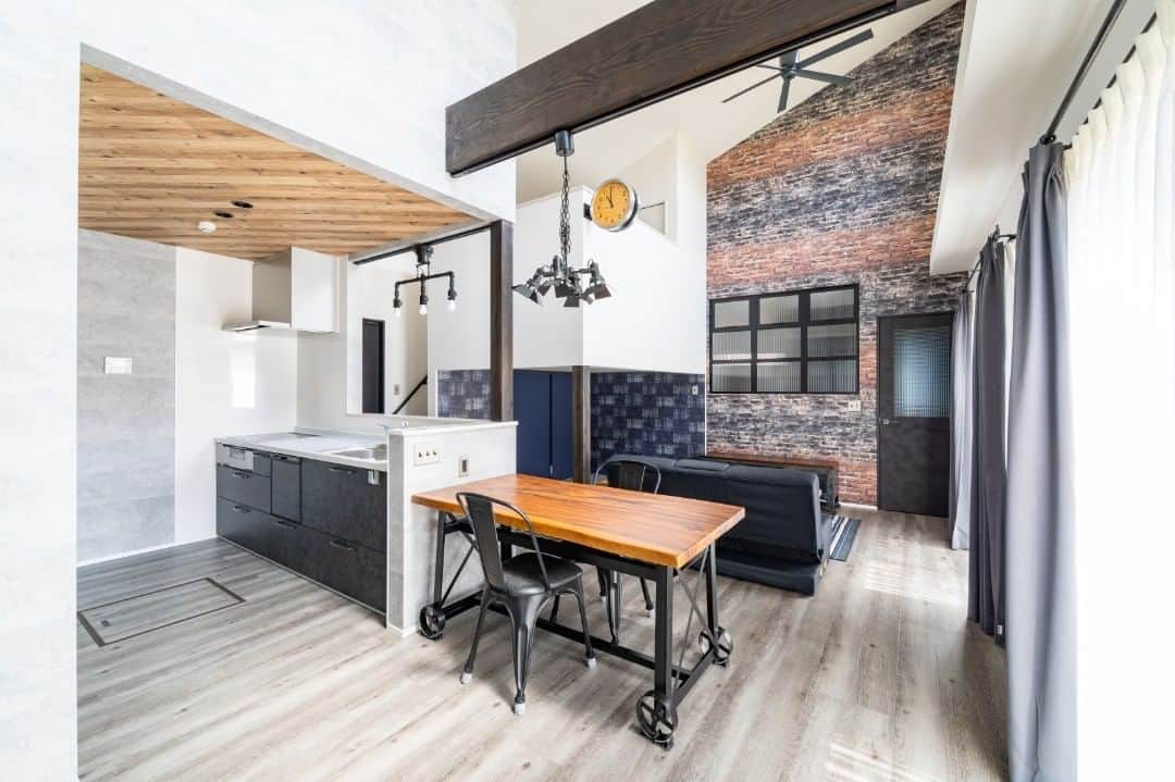 homelife 夢を叶える暮らし方のインスタグラム：「【平屋での暮らし】 . . 勾配天井にすることで平屋ならではの贅沢な吹抜を実現！ 和室の天井を下げ上部に中二階を設けることもできます。 . . ◆―――――――――――――――◆ ▷ more… @homelife_gallery ◆―――――――――――――――◆ . . #平屋 #平屋暮らし #平屋間取り #平屋のマイホーム #勾配天井 #インテリア #シンプルライフ #理想の家 #おしゃれな家 #マイホーム計画 #ローコスト住宅 #マイホーム #夢のマイホーム#福知山 #豊岡 #加東 #姫路 #注文住宅 #自由設計 #デザイン住宅 #myhome #family #house #home #homelife_京都 #homelife_大阪 #homelife_兵庫 #ホームライフ #ホームライフ100 #アーキホームライフ」
