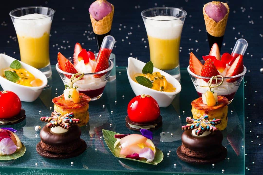 Conrad Tokyoのインスタグラム：「日本の夏の風物詩、花火の上がる夏祭りをテーマにした「サマー・フェスティバル」アフタヌーンティーは本日より。 http://ow.ly/mDiN50uBe8l Summer Festival Afternoon Tea at TwentyEight starting from today. #コンラッド東京 #ホテル #汐留 #東京 #日本 #コンラッドアフタヌーンティー #アフタヌーンティー #スイーツ #花火 #夏 #フルーツ #夏祭り #風物詩 #ConradTokyo #StayInspired #Conrad #hotel #Tokyo #Japan #twentyeight #lounge #bar #summer #sweets #afternoontea #fireworks #festival」