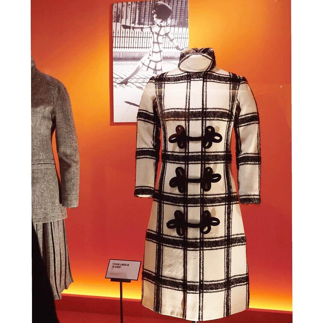 MARY QUANT officialさんのインスタグラム写真 - (MARY QUANT officialInstagram)「Special Report from LONDON - ロンドンの有名ミュージアムで MARY QUANT 特別展　開催中！ - 〈写真1枚目〉 ボブカットで有名なヘアドレッサー “ヴィダル・サスーン”と“マリー・クヮント” 1964年11月12日付「デイリー・ミラー紙」掲載 - 〈写真2枚目〉 ロンドン名物“近衛兵”から着想を得たドレス - 〈写真3枚目〉 配色ラインがキュートなローウエストのノースリーブドレス （右から2番目）など - プロフィールのURLから さらに詳しいSpecial Reportをチェック！ - *V&A Mary Quant Exhibition Photo by Mary Quant Cosmetics - #MARYQUANT #VAMUSEUM #victoriaandalbertmuseum #WeWantQuant #specialexhibition - #ヴィクトリアアンドアルバートミュージアム #マリークヮント特別展 #マリークヮント展」7月1日 11時42分 - maryquant_official