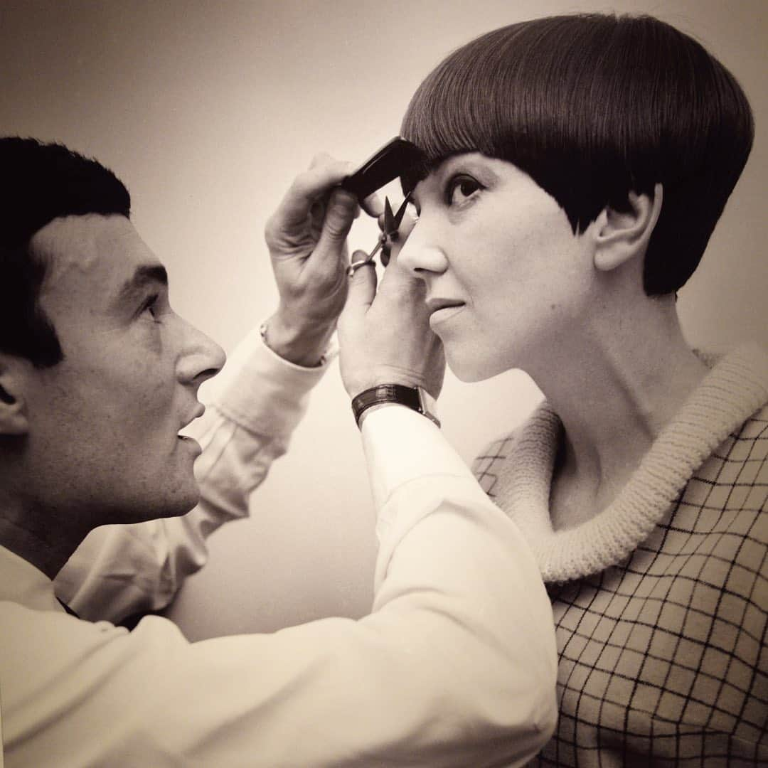 MARY QUANT officialさんのインスタグラム写真 - (MARY QUANT officialInstagram)「Special Report from LONDON - ロンドンの有名ミュージアムで MARY QUANT 特別展　開催中！ - 〈写真1枚目〉 ボブカットで有名なヘアドレッサー “ヴィダル・サスーン”と“マリー・クヮント” 1964年11月12日付「デイリー・ミラー紙」掲載 - 〈写真2枚目〉 ロンドン名物“近衛兵”から着想を得たドレス - 〈写真3枚目〉 配色ラインがキュートなローウエストのノースリーブドレス （右から2番目）など - プロフィールのURLから さらに詳しいSpecial Reportをチェック！ - *V&A Mary Quant Exhibition Photo by Mary Quant Cosmetics - #MARYQUANT #VAMUSEUM #victoriaandalbertmuseum #WeWantQuant #specialexhibition - #ヴィクトリアアンドアルバートミュージアム #マリークヮント特別展 #マリークヮント展」7月1日 11時42分 - maryquant_official