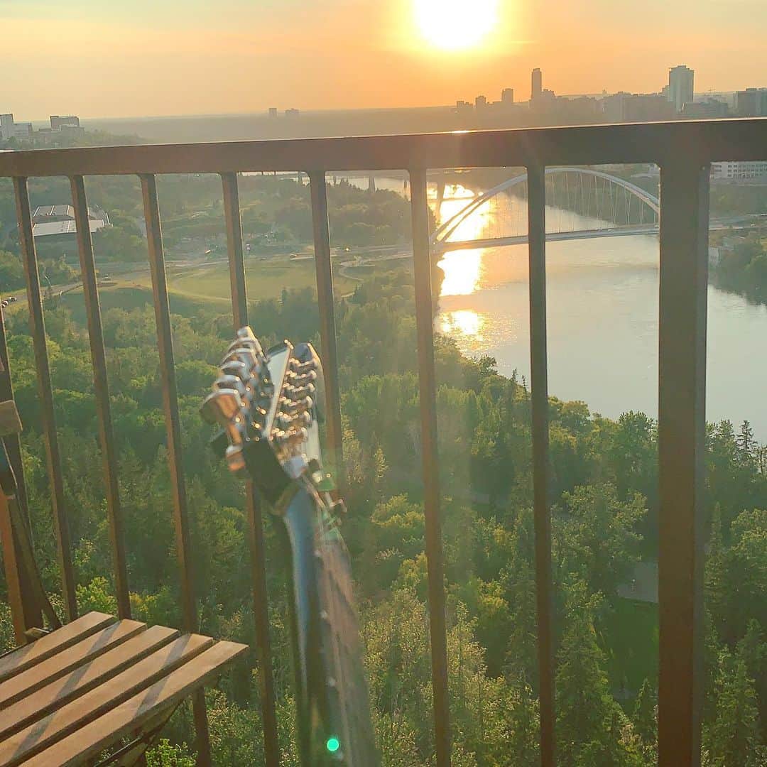 ヴォーン・チピアーのインスタグラム：「Sunset jams... #ibanez #roadstar #line6 #yeg #saskatchewandrive #summertimeandthelivingseasy」