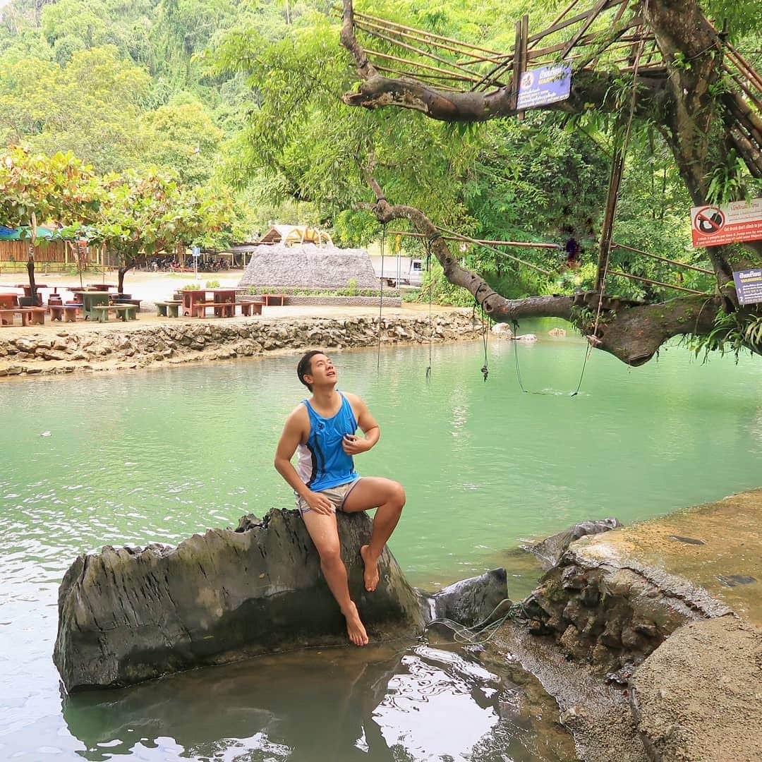 アイス・サランユーのインスタグラム：「พบหมี🐻เช้านี้ ที่ Blue Lagoon #icesarunyuaroundtheworld  #VangVieng #Laos」