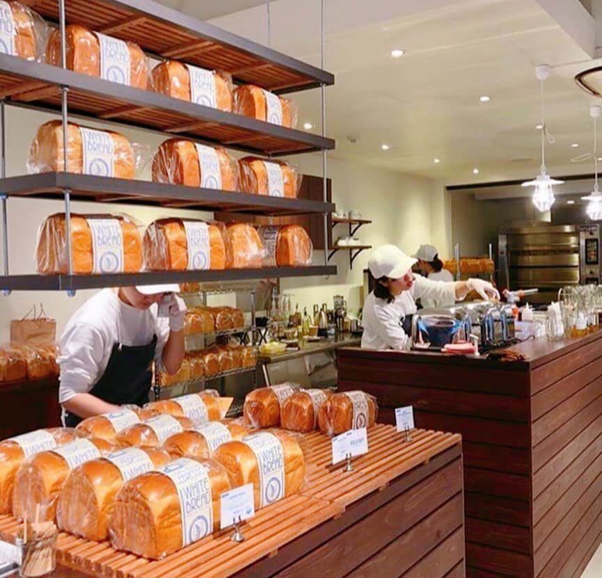 原望奈美さんのインスタグラム写真 - (原望奈美Instagram)「#lebresso 🍞🥤 - - #食パン 好きにはたまらない。  先日 #名古屋 #矢場町 にある #食パン専門店 へ行ってきました。 . 食パンなのに、メニューが豊富で その中で一番シンプルな #厚切りトースト のハニーバターにしました💞 . #ハチミツ もこれきっといいヤツ。 #イタリア産 って書いてあった。 めっちゃ美味しいのよ😭 . 他にも店舗が #大阪 #福岡 #東京 にもあるみたい。 パン好きの私からしたら最近は 「食パン専門店」が増えてきて嬉しい💞 #食パン巡り したい！！！ . . #はらごしらえ #腹ごしらえ #ハニーバター #ハニーバタートースト #honeybutter #名古屋カフェ #名古屋グルメ #名古屋ランチ #食べログ #食べログ高評価 #나고야여행 #나고야카페 #나고야맛집 #식빵 #일본여행 #먹방샷 #허니버터 #좋아요」7月1日 11時56分 - vo_nozomi