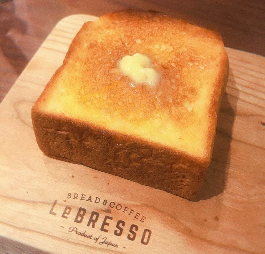 原望奈美さんのインスタグラム写真 - (原望奈美Instagram)「#lebresso 🍞🥤 - - #食パン 好きにはたまらない。  先日 #名古屋 #矢場町 にある #食パン専門店 へ行ってきました。 . 食パンなのに、メニューが豊富で その中で一番シンプルな #厚切りトースト のハニーバターにしました💞 . #ハチミツ もこれきっといいヤツ。 #イタリア産 って書いてあった。 めっちゃ美味しいのよ😭 . 他にも店舗が #大阪 #福岡 #東京 にもあるみたい。 パン好きの私からしたら最近は 「食パン専門店」が増えてきて嬉しい💞 #食パン巡り したい！！！ . . #はらごしらえ #腹ごしらえ #ハニーバター #ハニーバタートースト #honeybutter #名古屋カフェ #名古屋グルメ #名古屋ランチ #食べログ #食べログ高評価 #나고야여행 #나고야카페 #나고야맛집 #식빵 #일본여행 #먹방샷 #허니버터 #좋아요」7月1日 11時56分 - vo_nozomi