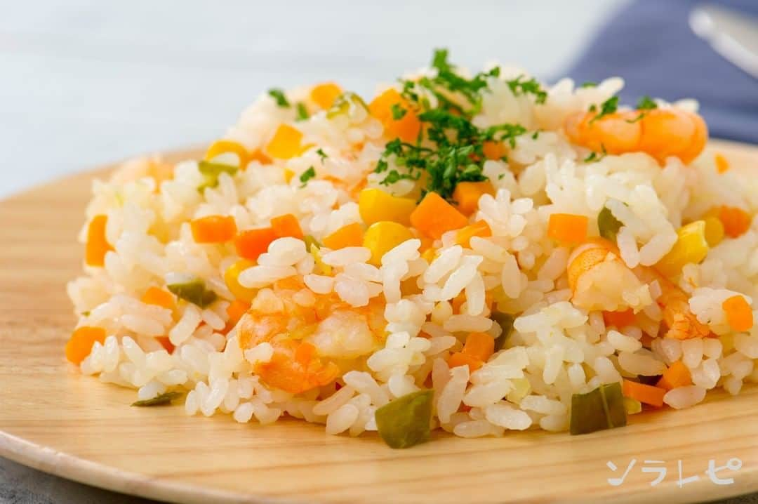 ソラレピさんのインスタグラム写真 - (ソラレピInstagram)「コーン入り炊き込み海老ピラフ Shrimp pilaf with corn . 炊き込むので、油を使わずヘルシーで、しかも簡単に作ることが出来るピラフです💡✨ コーンを始め、野菜によって彩りの良いご飯になります🎶🎶 . レシピの詳細はソラレピアプリでチェック！ @solarepi のリンクからDLできます ソラレピ献立の写真投稿も #ソラレピ でお待ちしてます♪ . #solarepi #food #recipe #レシピ #cooking #料理 #instafood #簡単料理 #簡単レシピ #献立 #menu #japanesehomecooking #japanesefood #yummy #foodporn #foodstagram #homecooking #deristagrammer #クッキングラム #おうちごはん #コーン #corn #エビ #shrimp #ピラフ #pilaf」7月1日 12時00分 - solarepi