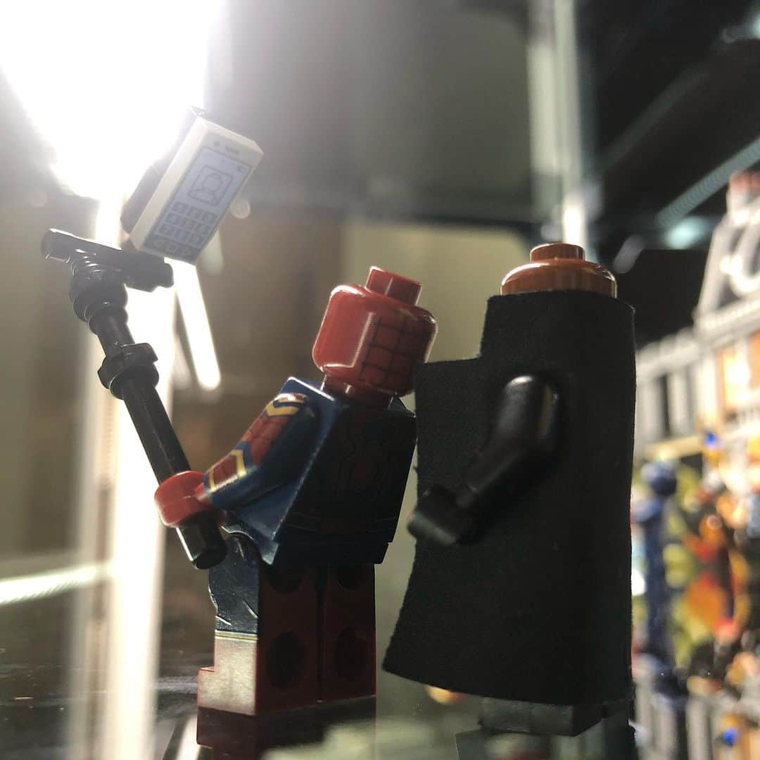 TABLO さんのインスタグラム写真 - (TABLO Instagram)「D-DAY!!! 🕷 NO SPOILERS PLEASE!!! #farfromhome #파프롬홈 #selfie #스포금지 #lego #minifigure #minifigures #customminifigure #toyartistry #afol #TabloCollectsLego」7月1日 12時00分 - blobyblo