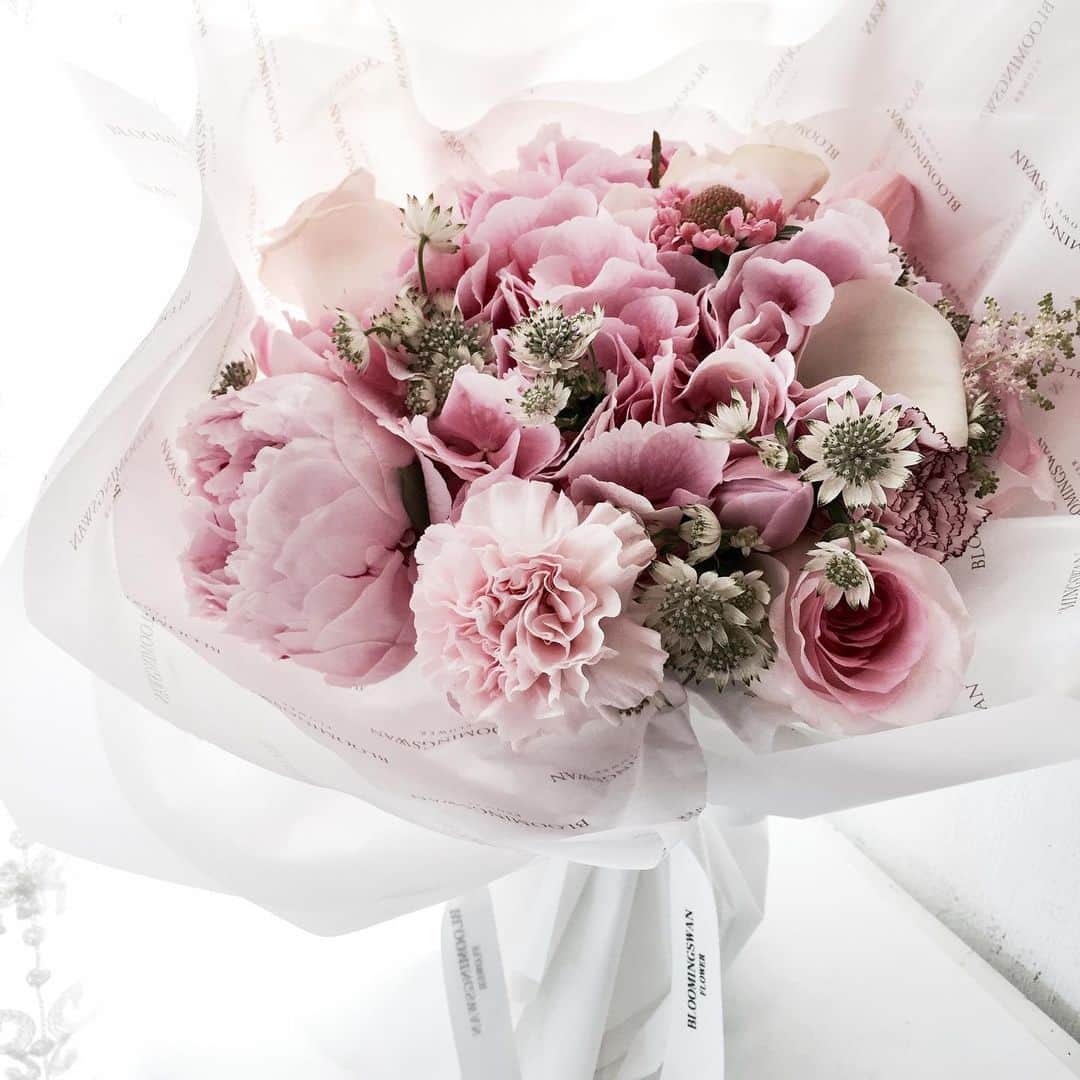Florist.janeさんのインスタグラム写真 - (Florist.janeInstagram)「7월 블루밍스완 원데이클래스 💕 블로그 업데이트 했어요💕 . . . . . . . . ☝🏻모든 주문건은 예약제로 받습니다.꽃이 필요한 날 기준으로 3,4일 전 예약주세요😻 ✌🏻주문/ 클래스문의 - janejoung310 카카오톡 (레슨중에는 전화 상담이 어렵습니다. 카카오톡 주시면 빠르게 상담 도와드리겠습니다) . . . . . . .  #블루밍스완 #꽃 #꽃스타그램 #일상 #데일리 #꽃집창업 #학동역꽃집 #논현동꽃집 #강남꽃집 #꽃다발주문 #꽃다발만들기 #flowers #florist #daily #花#花店#花艺师 #花卉研究者 #花农 #꽃다발 #작약꽃다발」7月1日 12時01分 - jane.florist