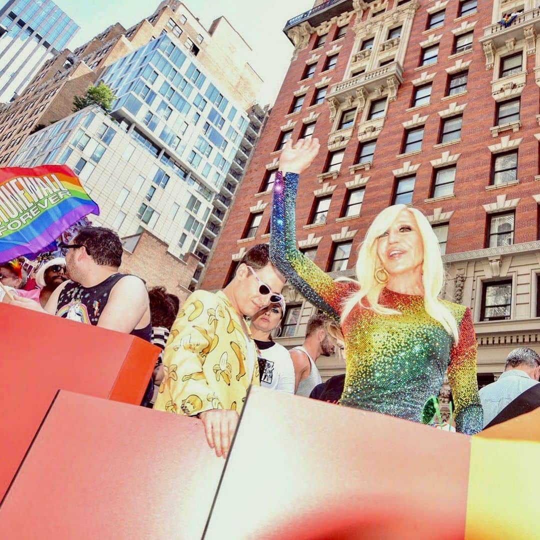 ジャンニヴェルサーチさんのインスタグラム写真 - (ジャンニヴェルサーチInstagram)「Chief Creative Officer, @donatella_versace joins the Stonewall float celebrating #Pride in New York City. #Stonewall50」7月1日 3時21分 - versace
