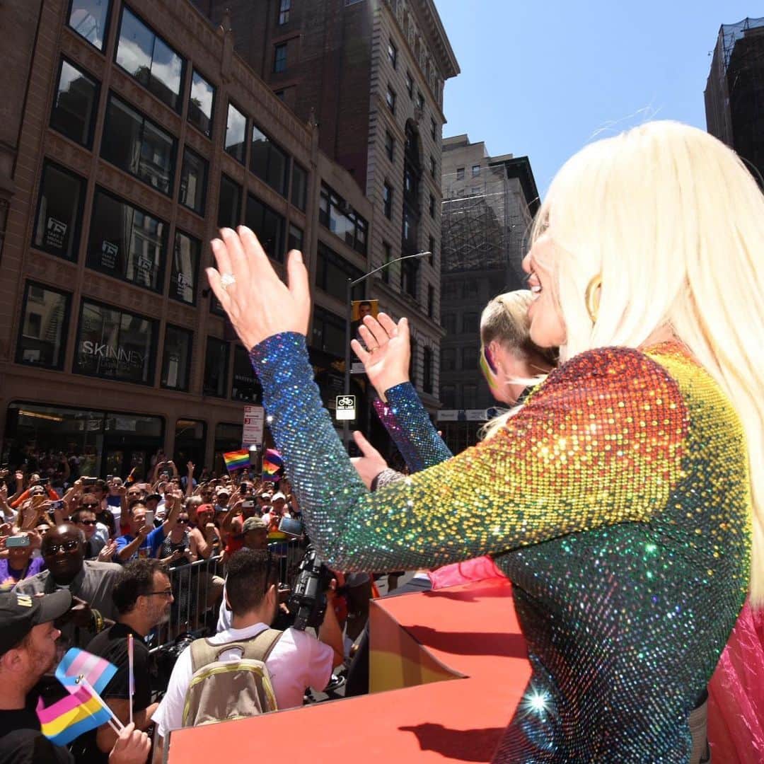 ジャンニヴェルサーチさんのインスタグラム写真 - (ジャンニヴェルサーチInstagram)「Chief Creative Officer, @donatella_versace joins the Stonewall float celebrating #Pride in New York City. #Stonewall50」7月1日 3時21分 - versace