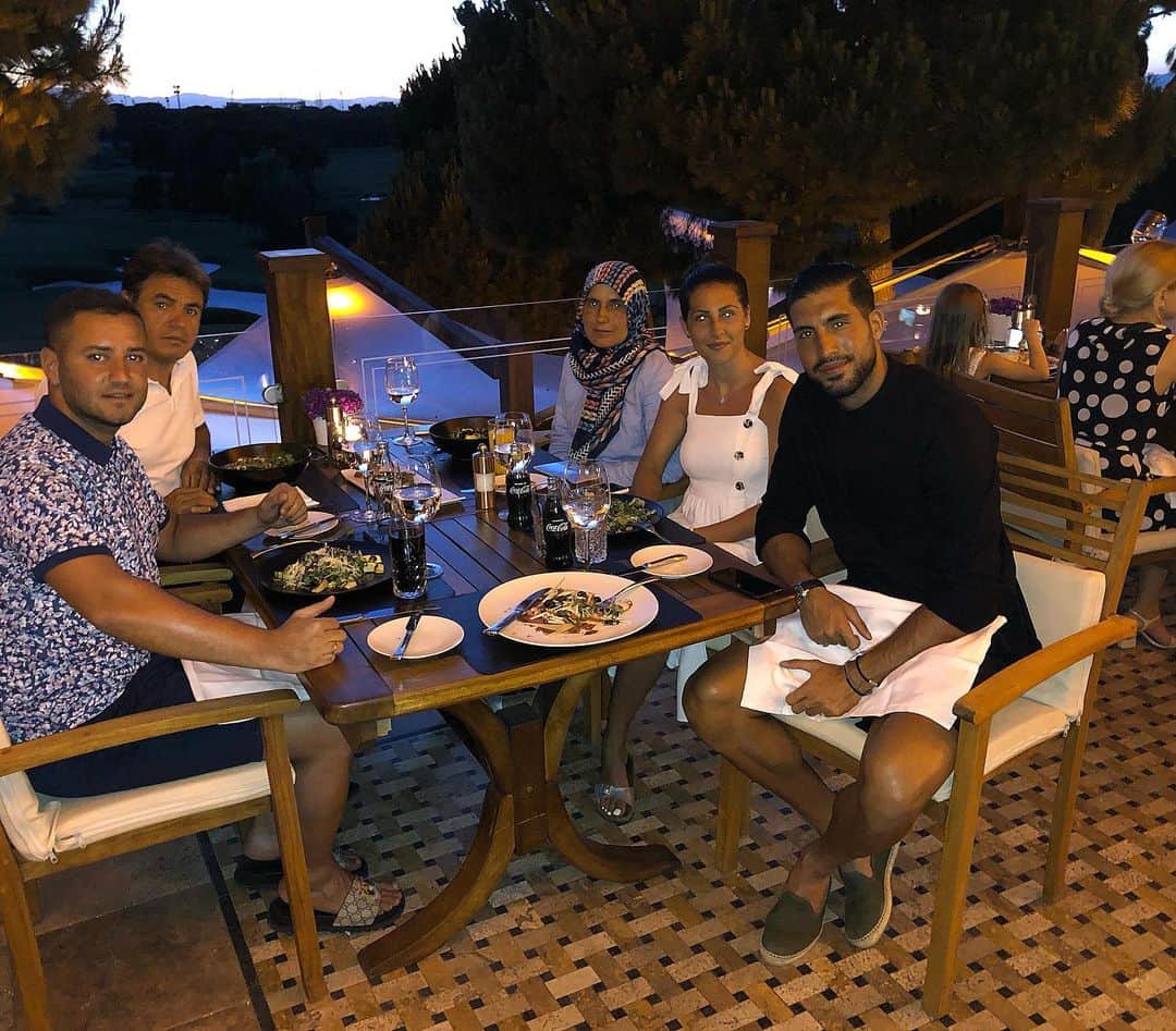 エムレ・カンのインスタグラム：「Family dinner ♥️ #EC23 #iCan #weCan」