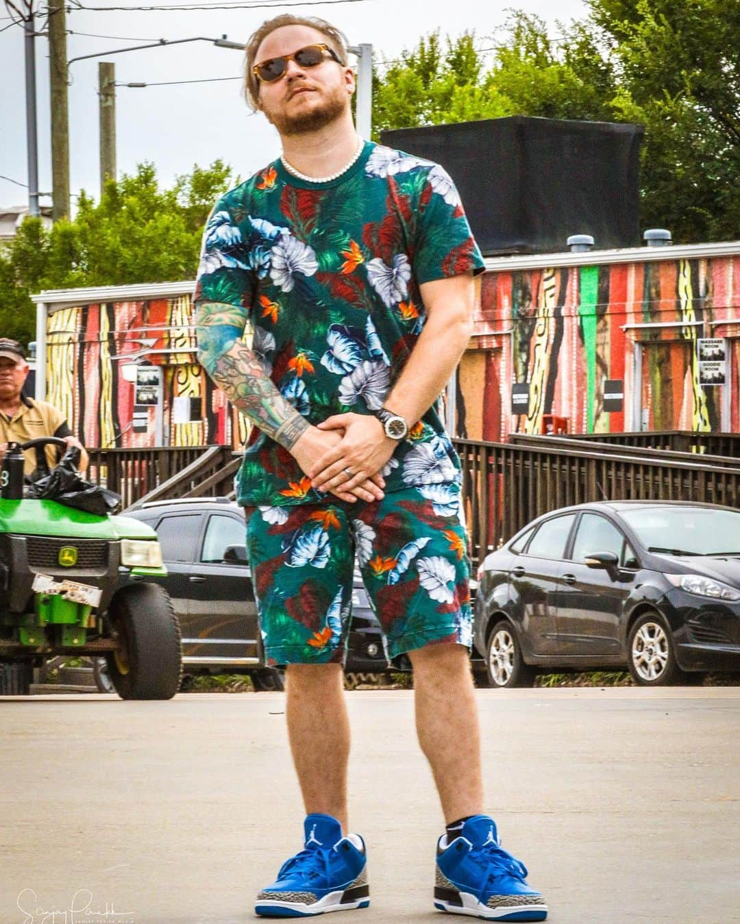 Shinedownさんのインスタグラム写真 - (ShinedownInstagram)「When an off day lands on a #sundayfunday... You match your party shirt with your party shorts... obviously 😎🤘🔥 . . 📷 @sanjayparikhphoto #shinedown #offday #partyshirt #summervibes #johndeere」7月1日 3時33分 - shinedown