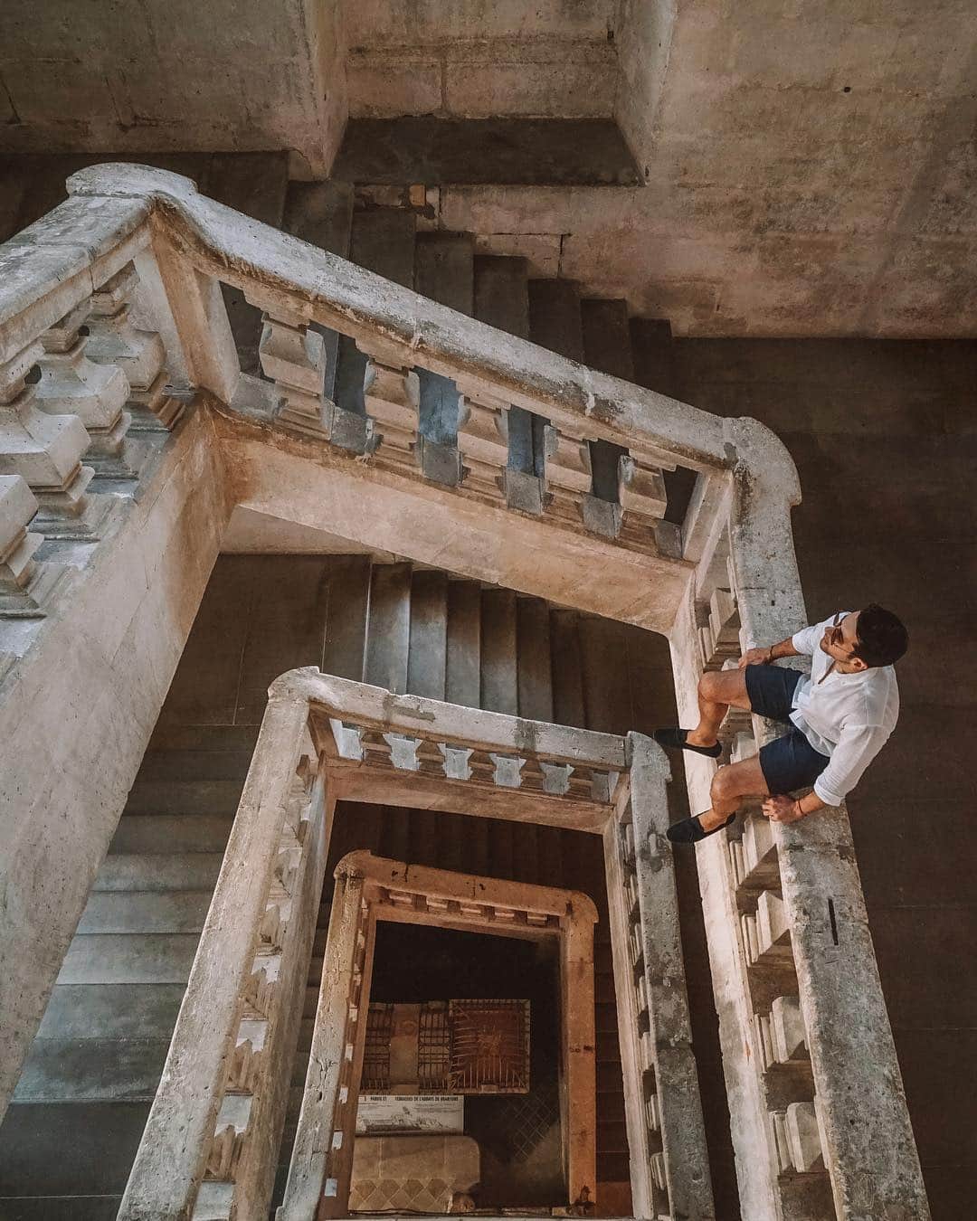 Sezgin YILMAZのインスタグラム：「#DünyaAvucunuzda ekibi tam gaz gezmeye devam ediyor... Bu defaki rotamız Fransa’nın Dordogne bölgesi ve Paris! Harika bir bölüm bizi ve sizi bekliyor. Fransa’nın kırsalından başkentine, en güzel yerlerini bizimle beraber gezmek için fotoğraf ve hikayeleri takipte kalın 😉 @vodafonered #ad」
