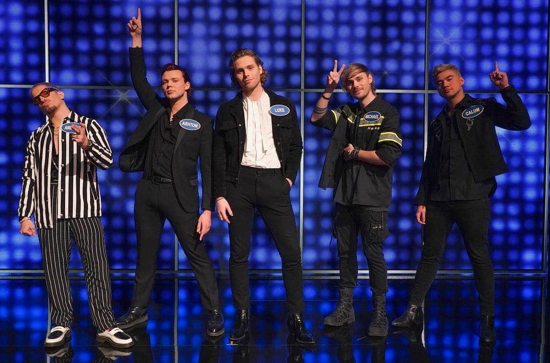 5 Seconds of Summerさんのインスタグラム写真 - (5 Seconds of SummerInstagram)「Playing #CelebrityFamilyFeud against @thechainsmokers tonight! Thanks for joining our team @thisiswatt. Watch it at 8/7c on ABC.」7月1日 3時41分 - 5sos