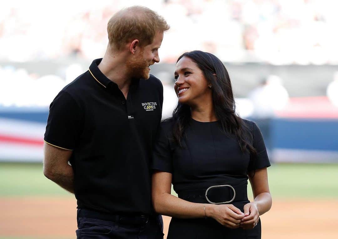 E! Onlineさんのインスタグラム写真 - (E! OnlineInstagram)「Meghan & Harry are stepping up to the plate with these adorable photos. ⚾(📷: PA Wire)」7月1日 3時44分 - enews
