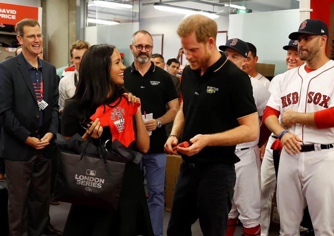 E! Onlineさんのインスタグラム写真 - (E! OnlineInstagram)「Meghan & Harry are stepping up to the plate with these adorable photos. ⚾(📷: PA Wire)」7月1日 3時44分 - enews