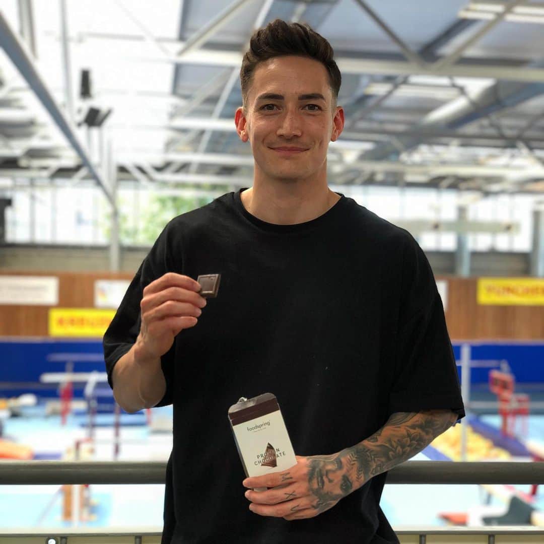 マゼル・ニューエンのインスタグラム：「It's always time for a piece of chocolate! 🍫 Enjoy your sunday✌🏼 @foodspring  #foodspring #foodspring #chocolate #tasty #protein #nutrition #gymnastics #sports #themarcelnguyen」