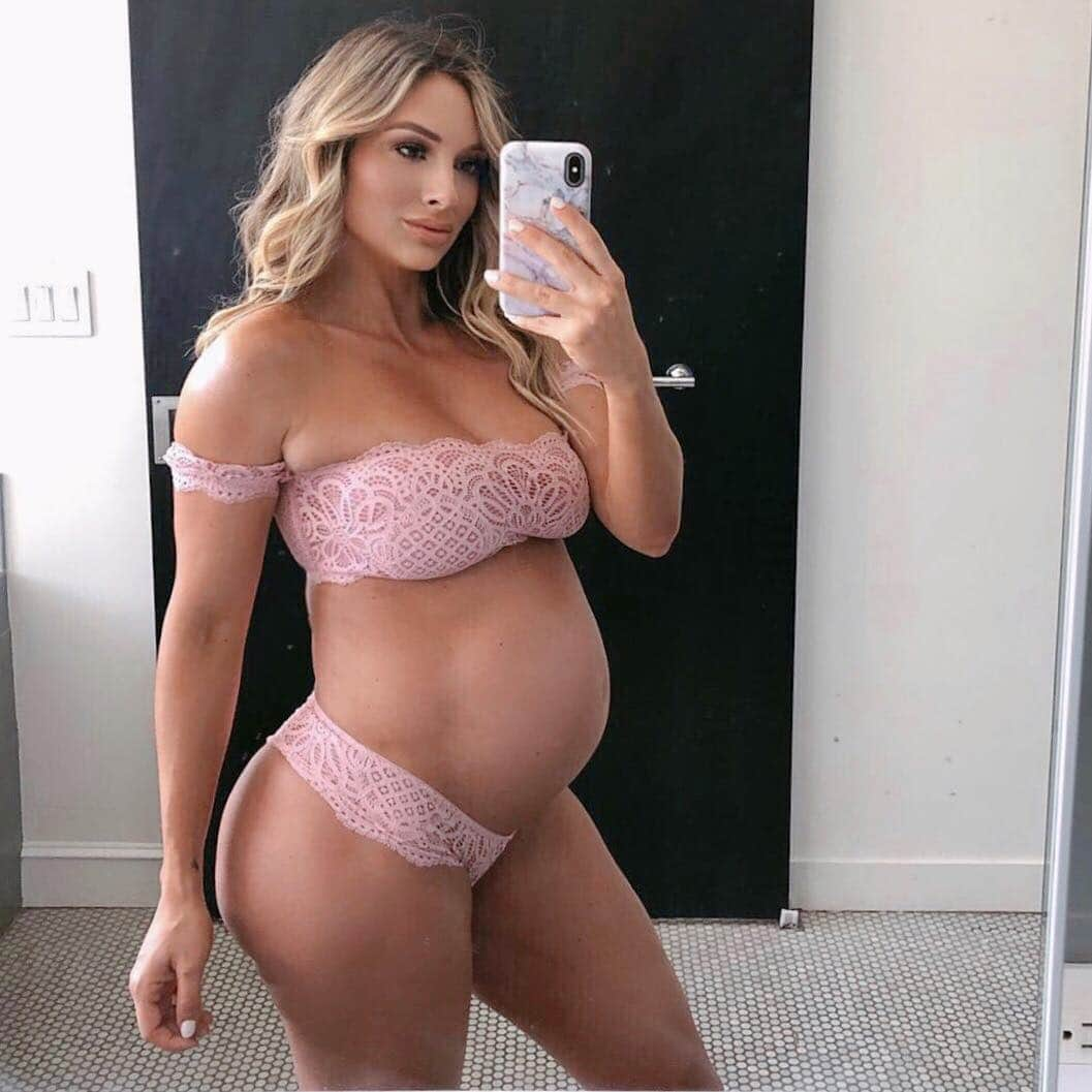 Paige Hathawayさんのインスタグラム写真 - (Paige HathawayInstagram)「I can’t believe I’m THIS big and still have 2.5 months to go! ... YIKES haha I’m scared lol 😂😳 How big was your bump at 7.5 months? .... This BIG, bigger or smaller!? (Curious to know)🤰🏼」7月1日 3時53分 - paigehathaway