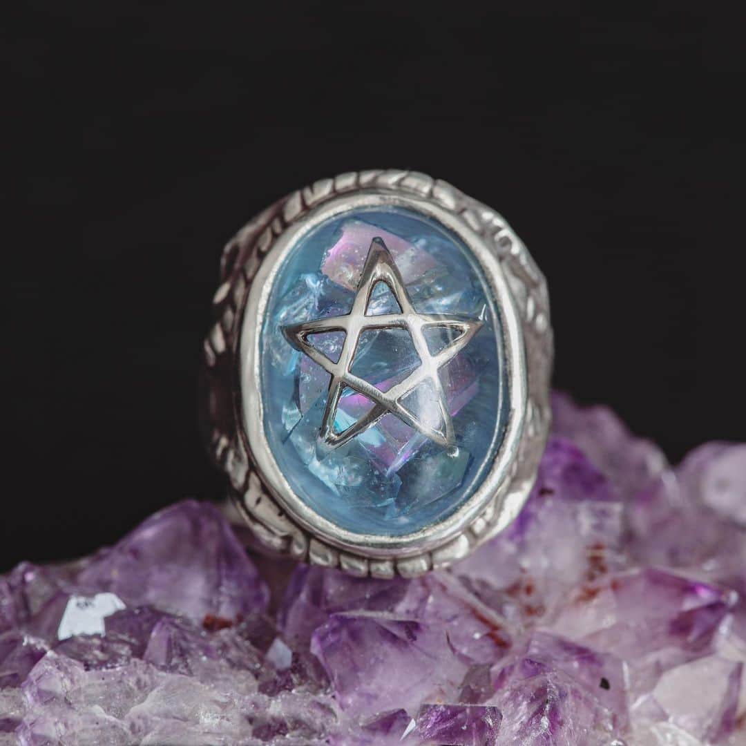 のインスタグラム：「Alex Streeter is proud to present two brand-new additions to the "Cracked" Angel Heart Ring collection: Aquamarine and Lavender.  Just in time for summer, these beautiful stones are the perfect choice for any collector looking to add a splash of color to their collection. Bits of shattered iridescence refract light and play with chroma to create a a highly unique piece - no two stones are alike.  Available at AngelHeartRing.com or click the link in Bio ✨」