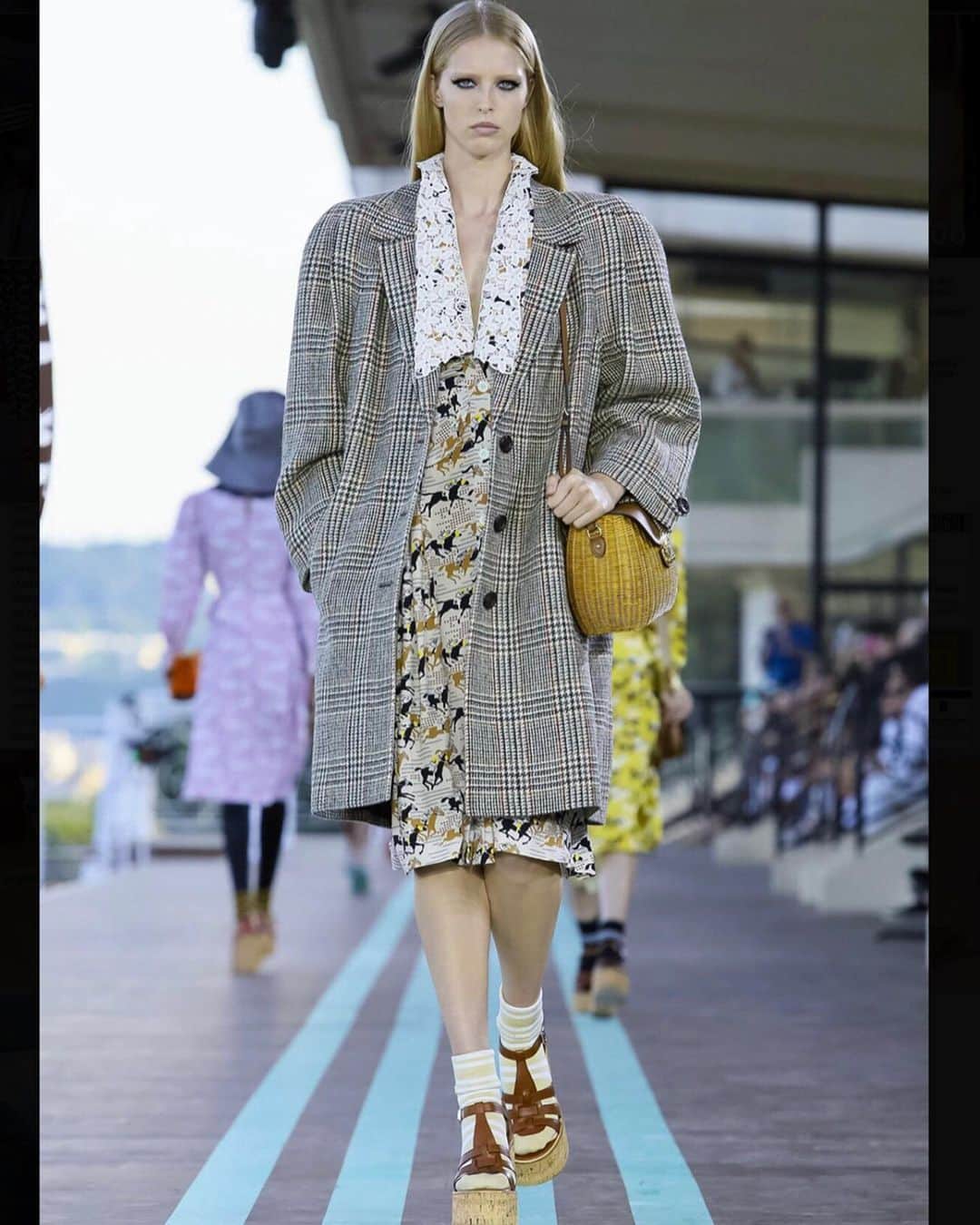 アビー・チャンピオンのインスタグラム：「So excited to be a part of such an amazing show at such a cool location. Thank you so much ✨♥️@miumiu #resort2020 @kegrand @bitton #MiucciaPrada」
