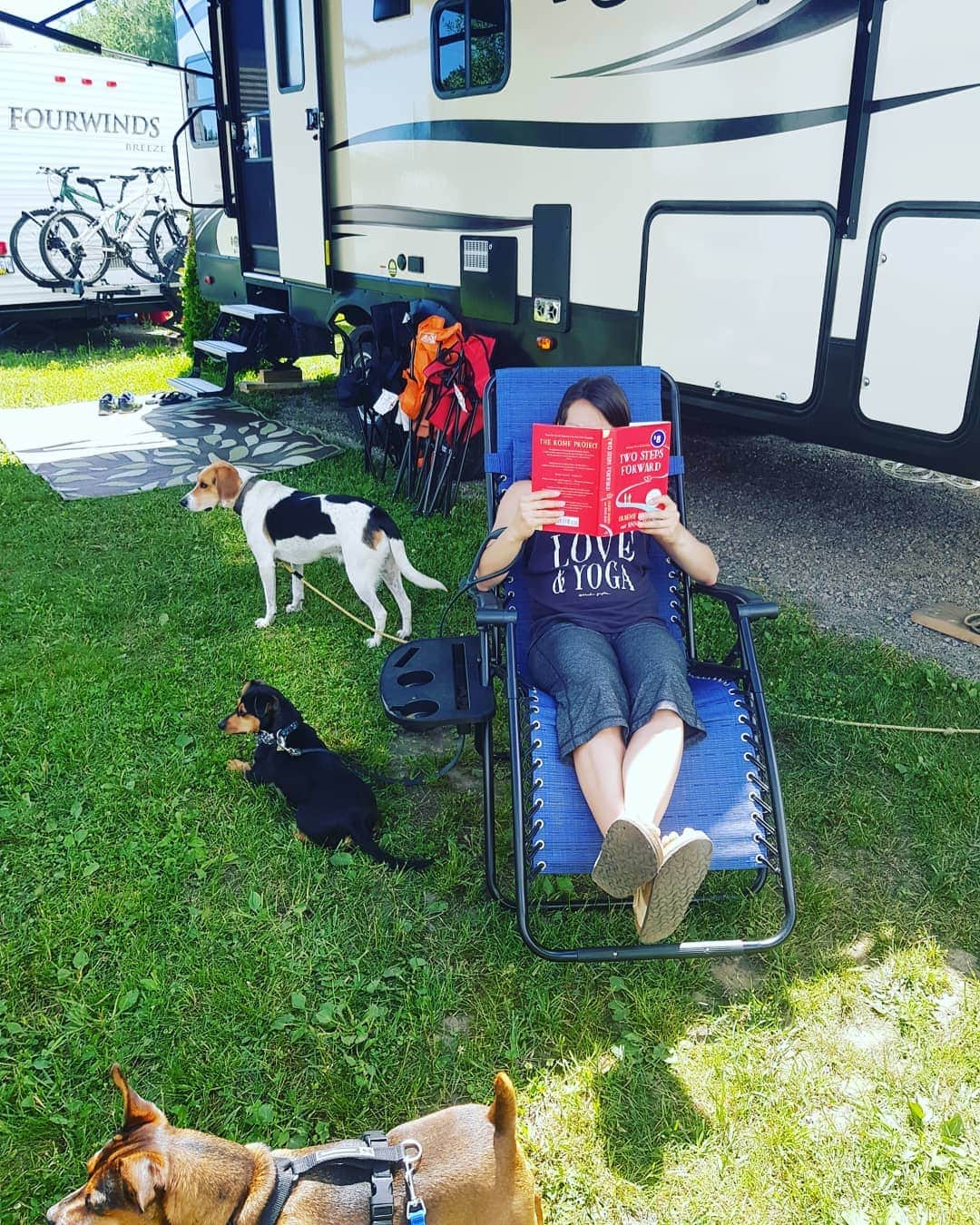 メーガン・デュアメルさんのインスタグラム写真 - (メーガン・デュアメルInstagram)「Camping weekend 😎 Finally saw some sunshine. Seems like summer has now started!  #camping #koacamping #doglife #summerreading #sturgeonfalls #northernontario」7月1日 4時10分 - meaganduhamel